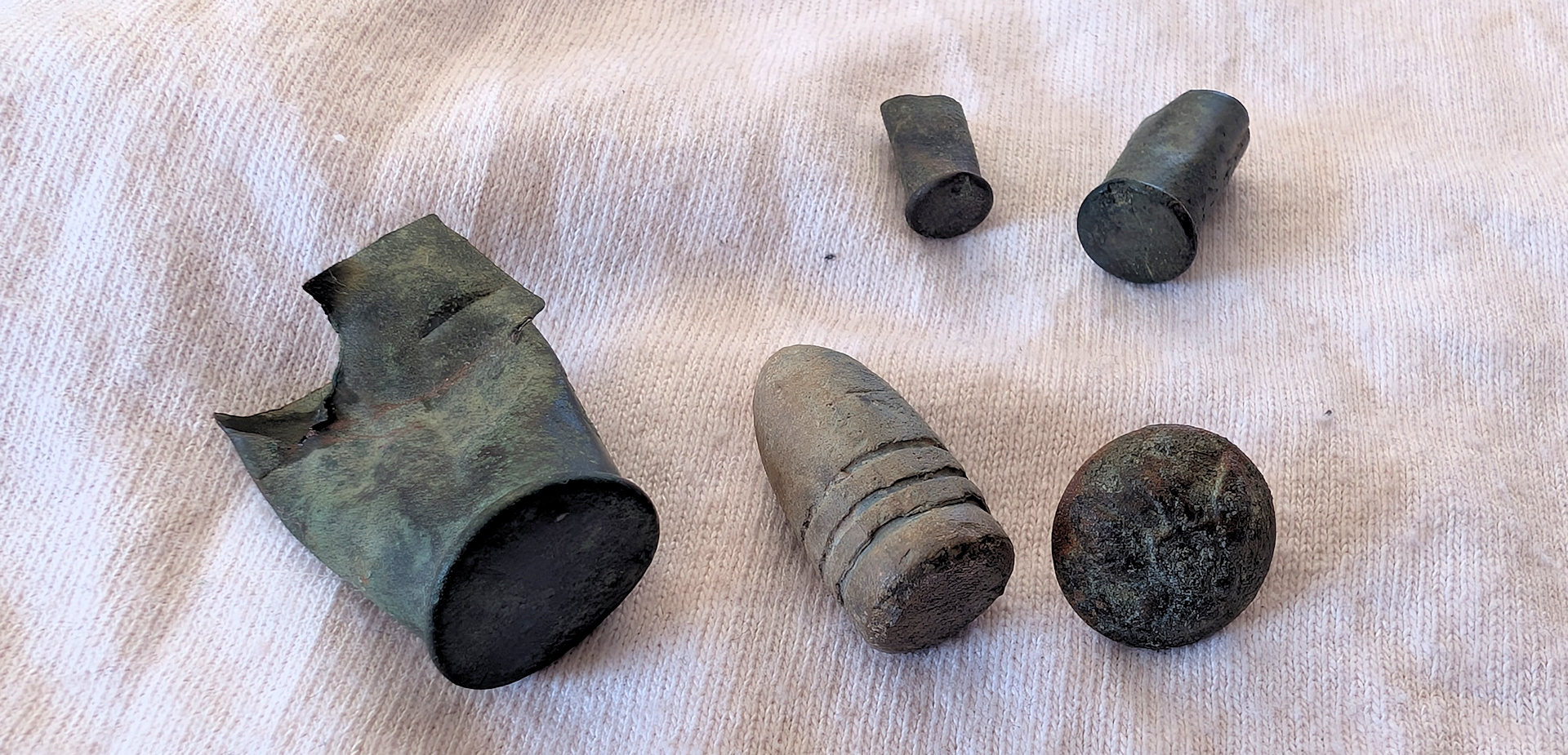 Bleiprojektil und Patronenhülsen 