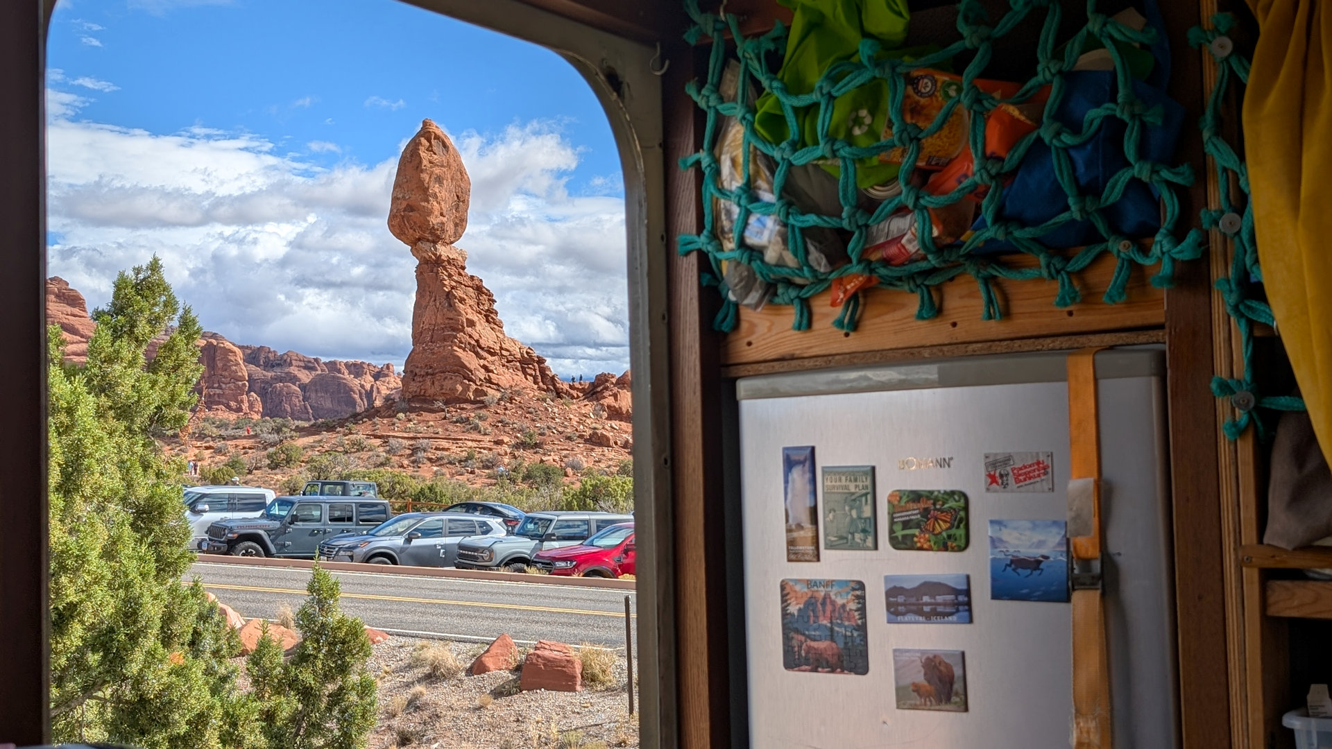Balanced Rock aus einer Wohnkabine heraus gesehen 