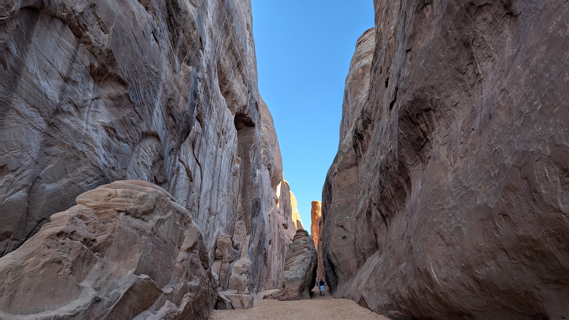 Wanderer zwischen hoch aufragenden Felswänden 