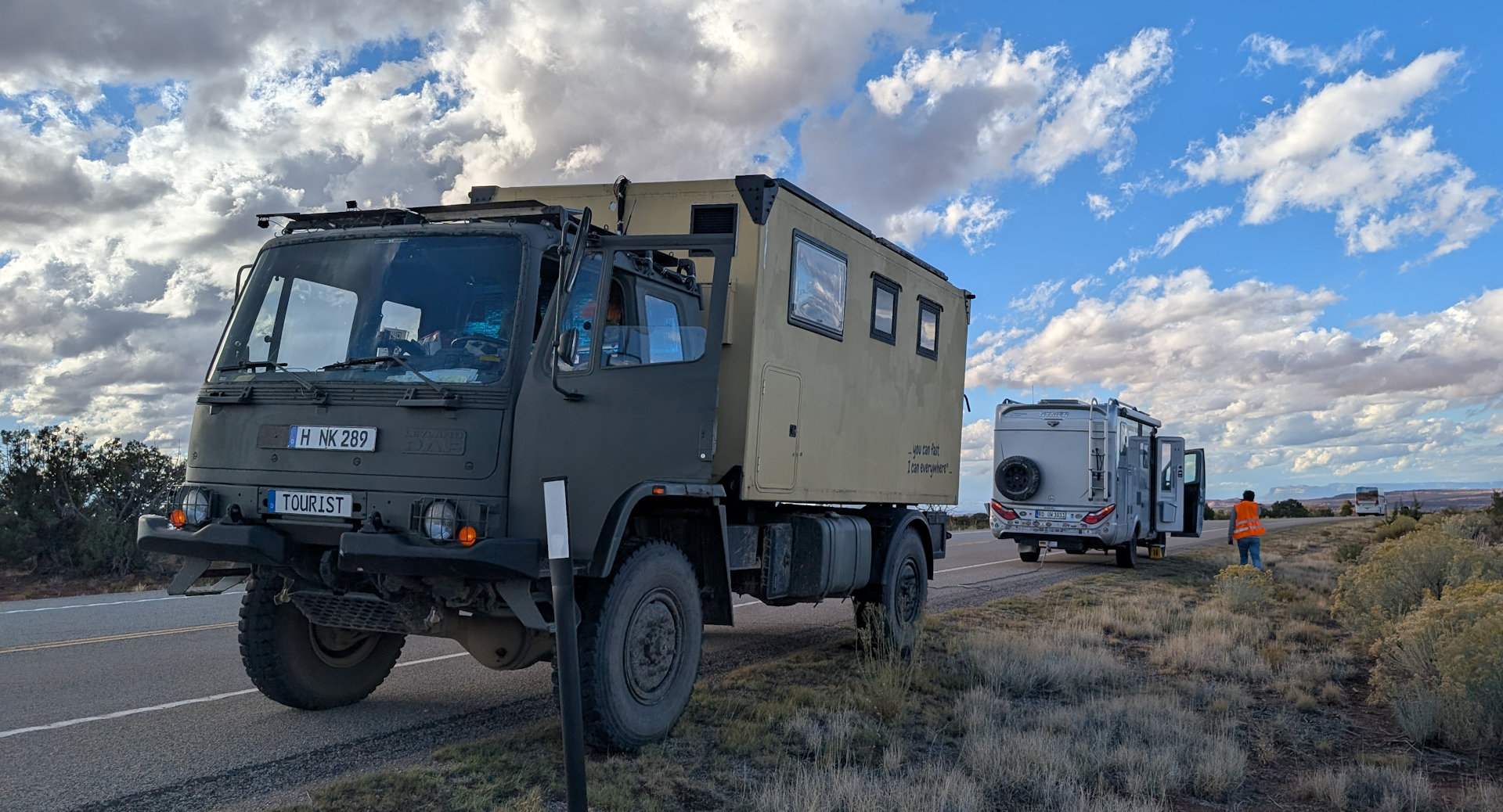 DAF T244 LKW am Strassenrand mit einem havarierten Hyper ML580