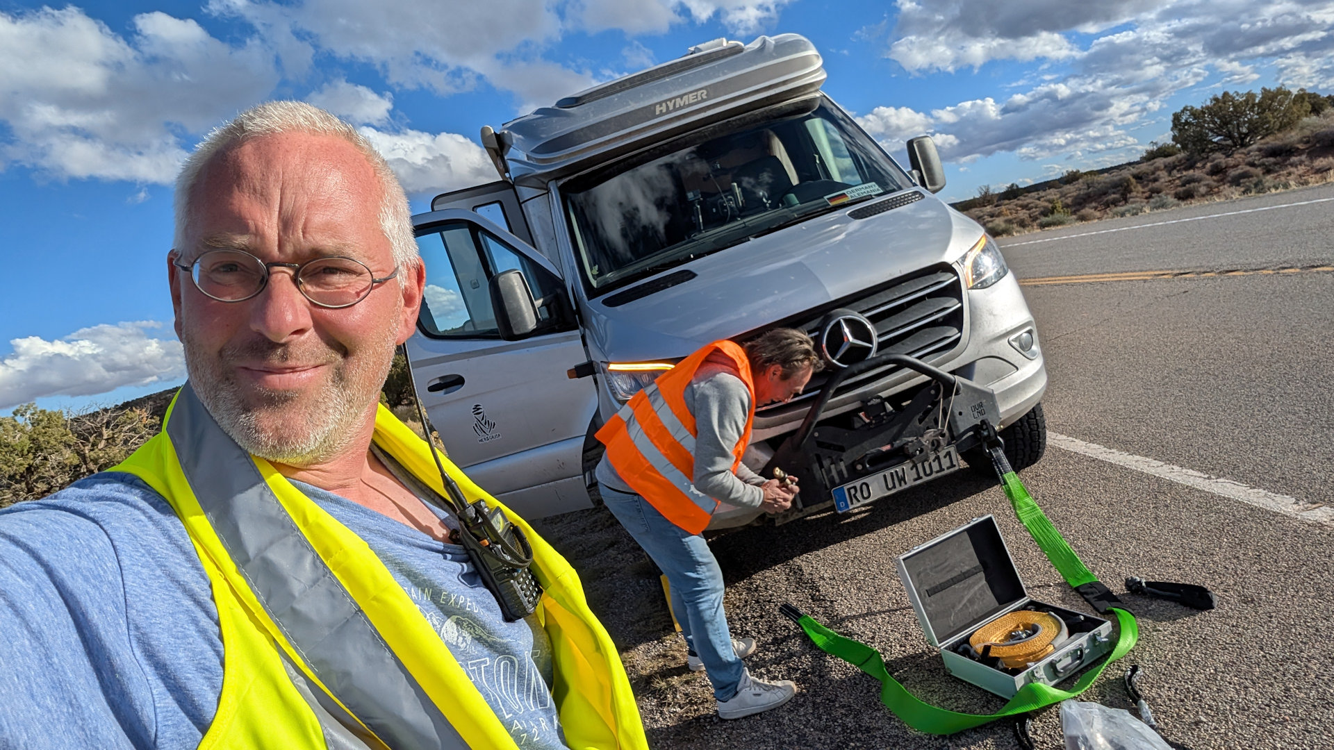 Ein Hymer ML580 wird von zwei Personen mit Abschleppseilen zum Abschleppen vorbereitet 