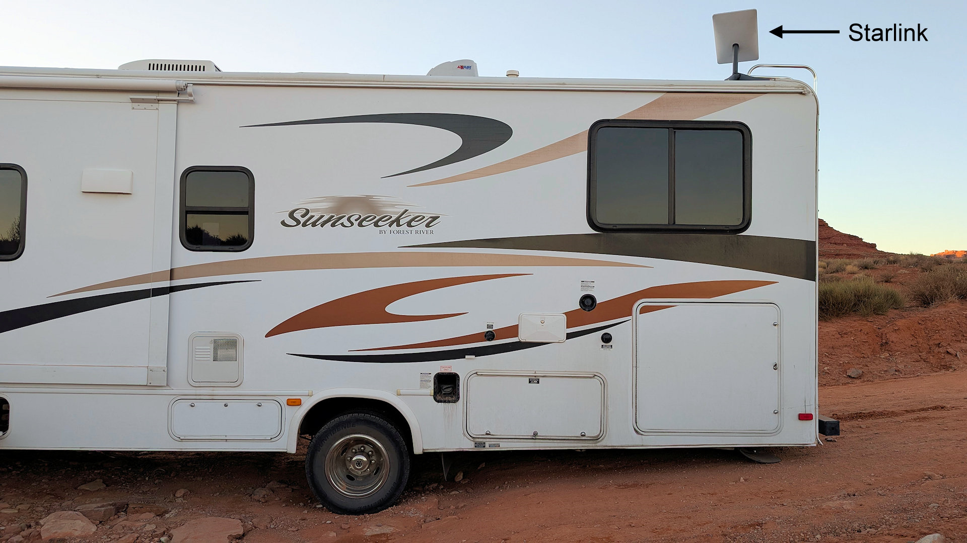 Camper mit sehr langem Überhang steckt in einer Senke fest 