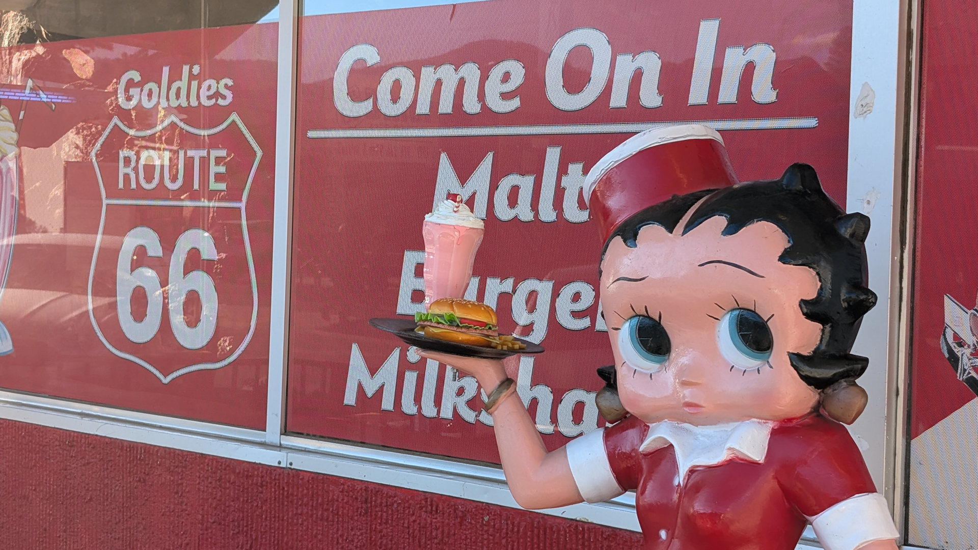 Betty Boop Werbefigur am Rand der Road 66