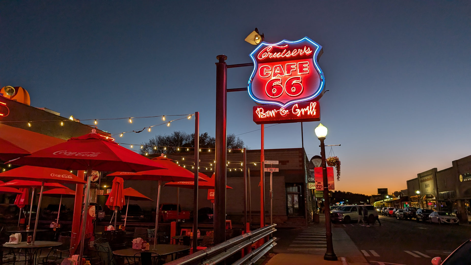 Rotes Cafe 66 Neonschild in Wlliams