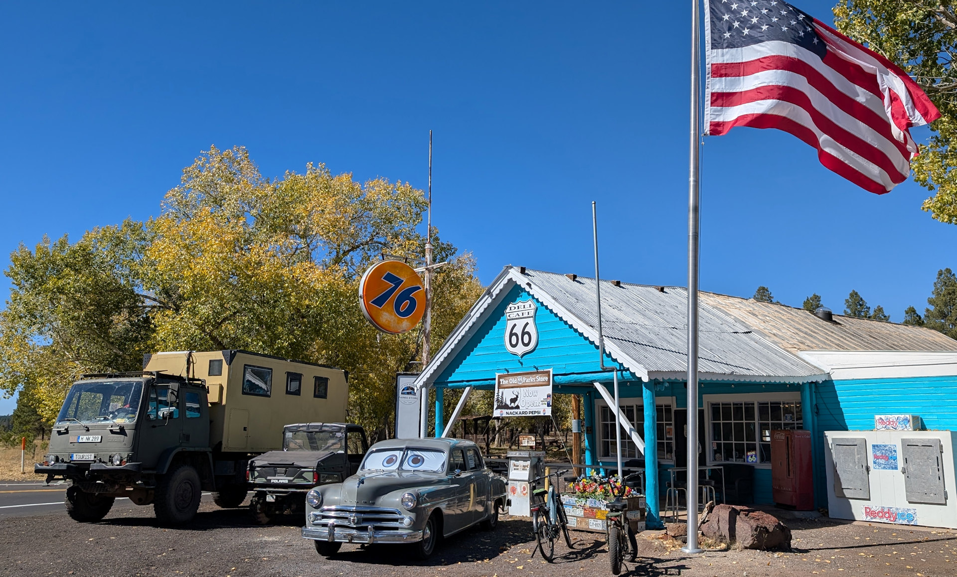 Ehemalige 76 Tankstelle mit USA Flagge