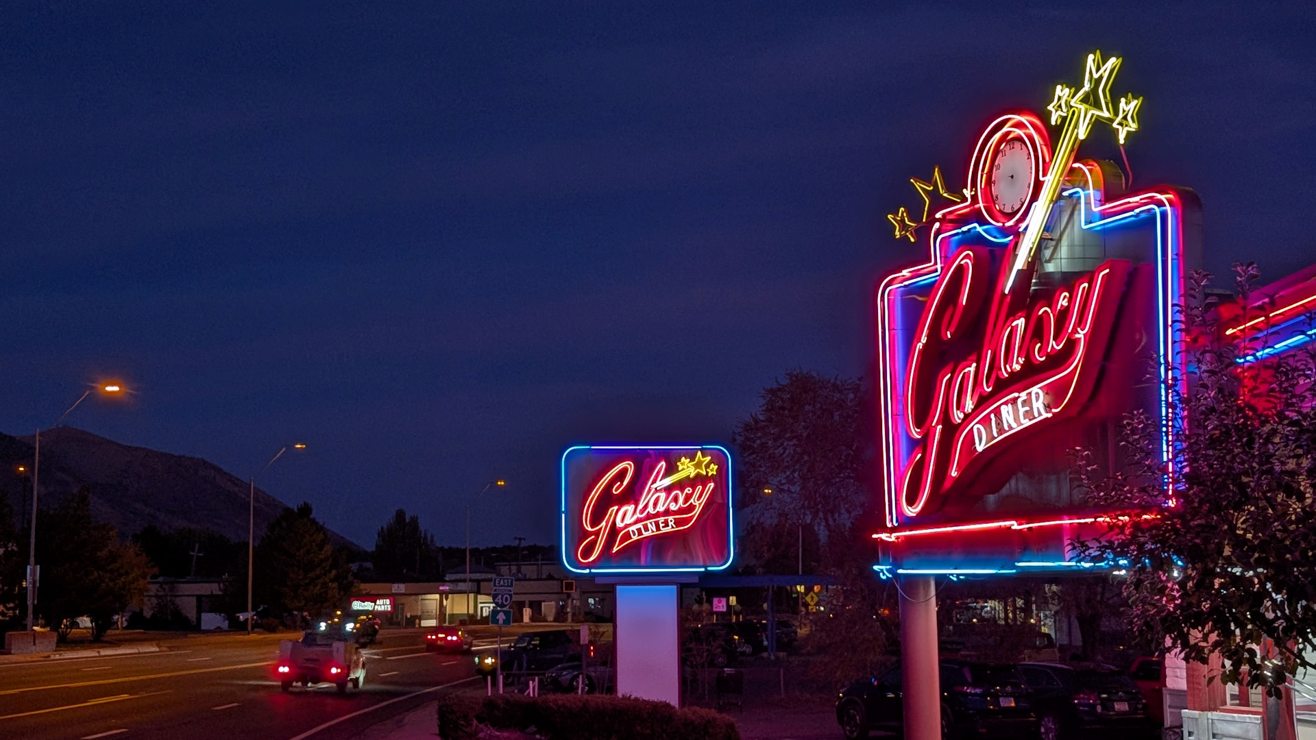 Rot leuchtende Galaxy Diner Neonschilder in Flagstaff