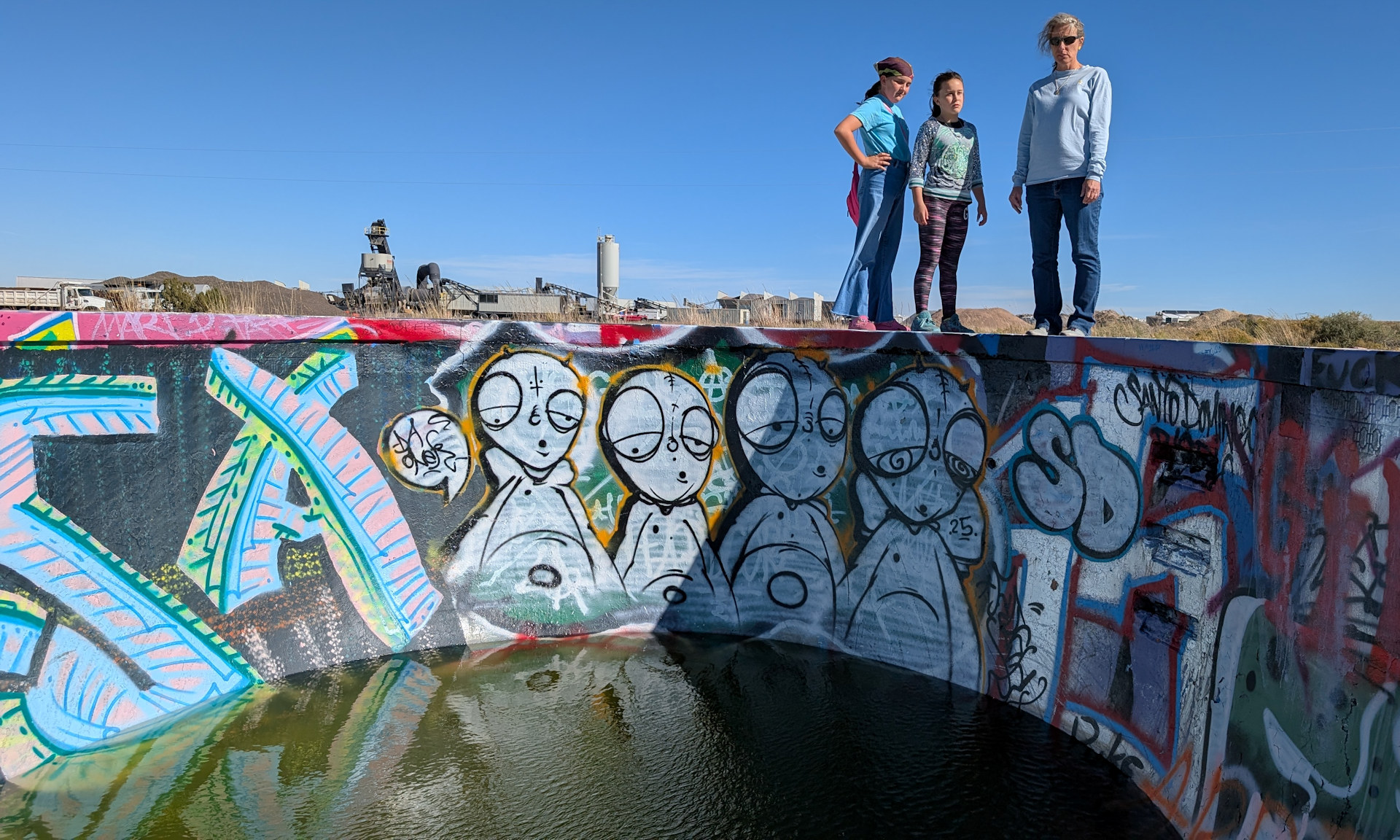Alter Swimmingpool mit Graffiti