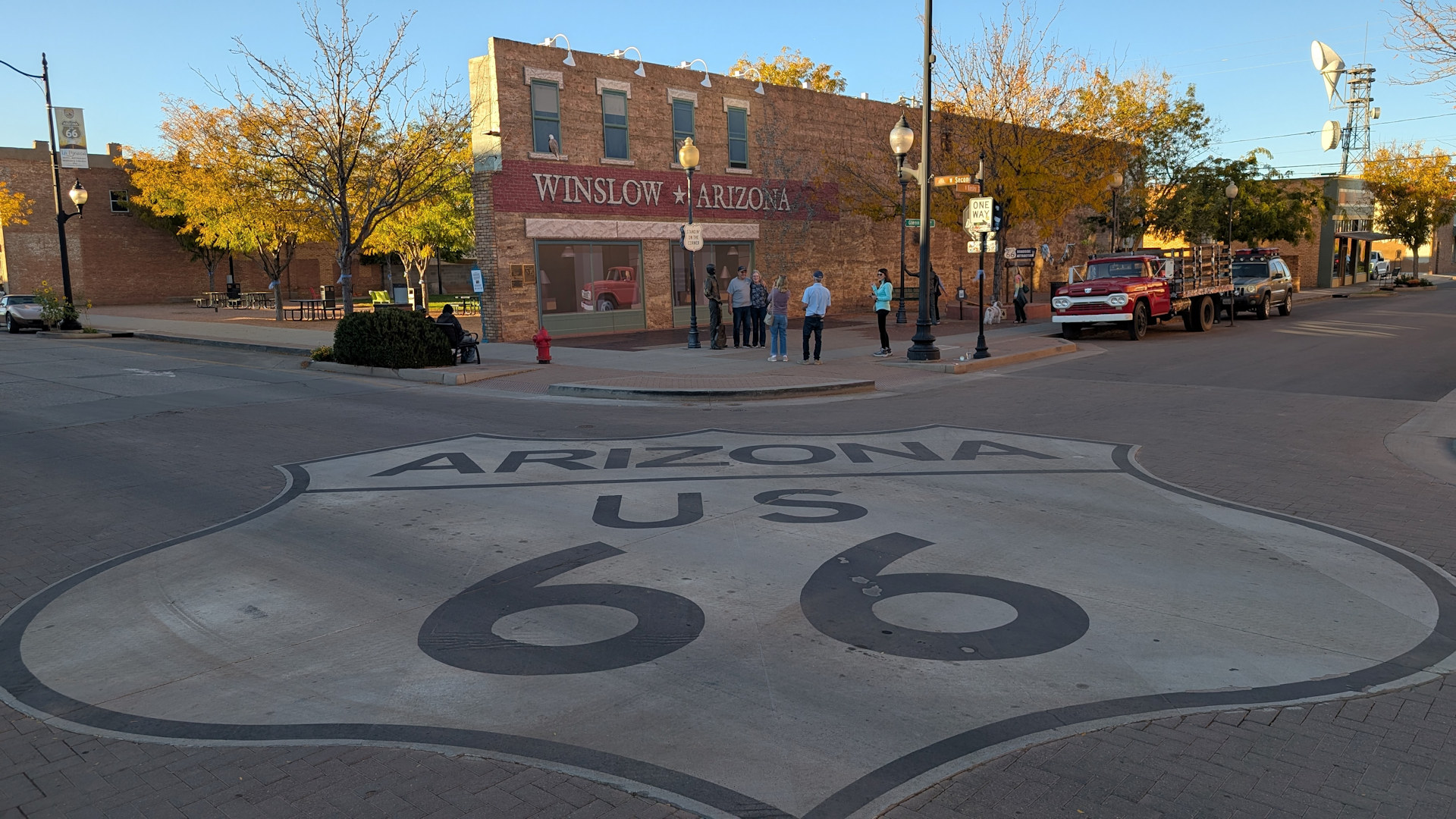 Gemaltes US 66 Schild auf der Road 66 in Winslow Arizona