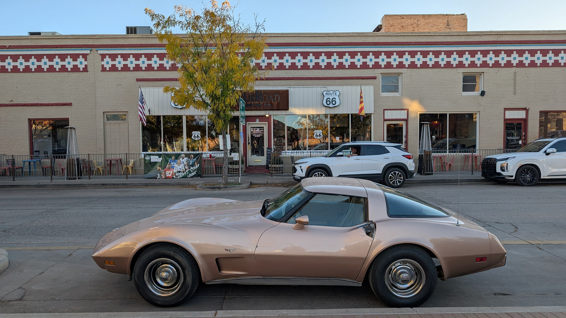 Corvette parkt vor einem Restaurant an der Road 66