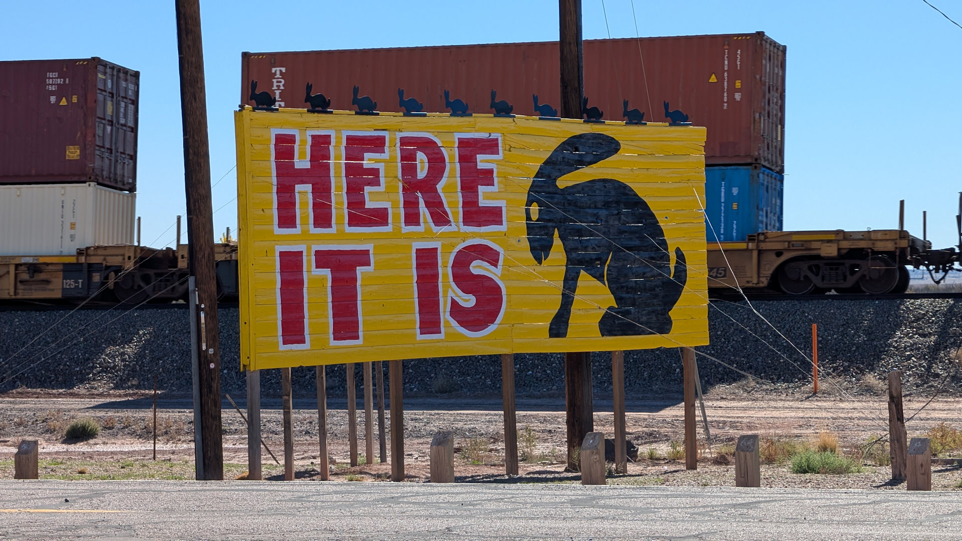 Gelbes Here is it Schild mit einem schwarzen Hasen vor dem jack Rabbit Trading Post an der Road 66 in Arizona