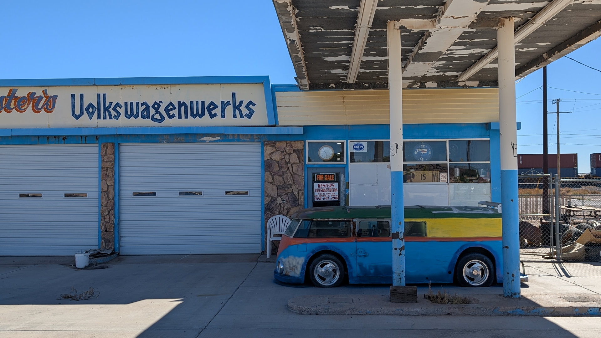 Volkswagenwerks in Holbrook Arizona mit VW Bus Mockup