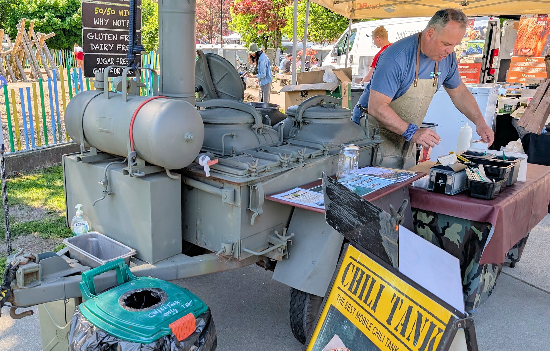 Gulaschkanone als Chilli Tank auf einem Farmers Market in Vancouver 