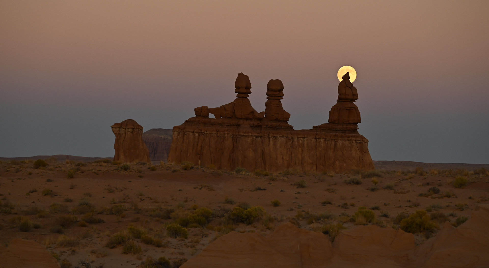 Three Sisters mit Mond im Hintergrund 