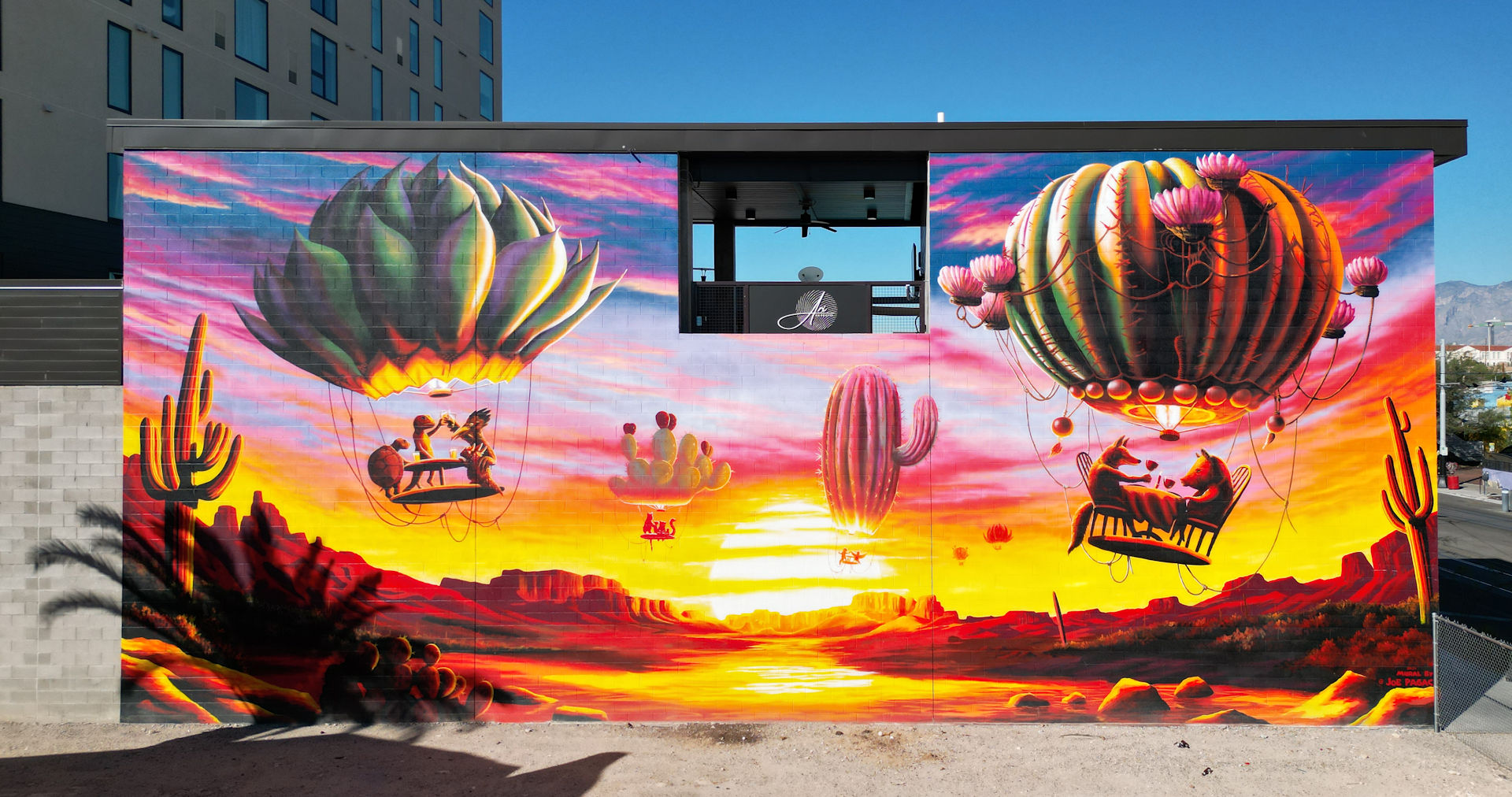 Kunstwerk von Joe Pagnac mit Wüstentieren, die in kaktusförmigen Heissluftballons essen und trinken.