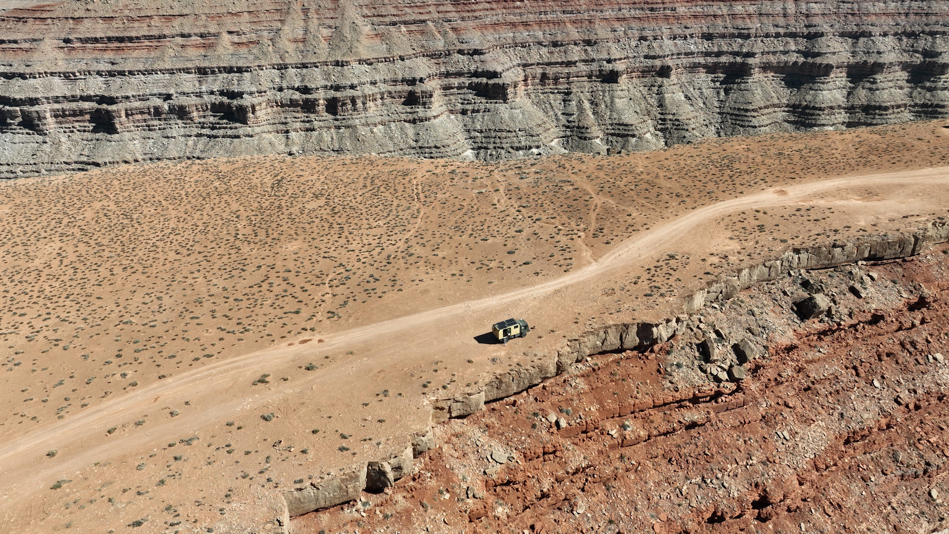Luftbild von Gooseneck State Park mit einsam am Rand parkenden LKW