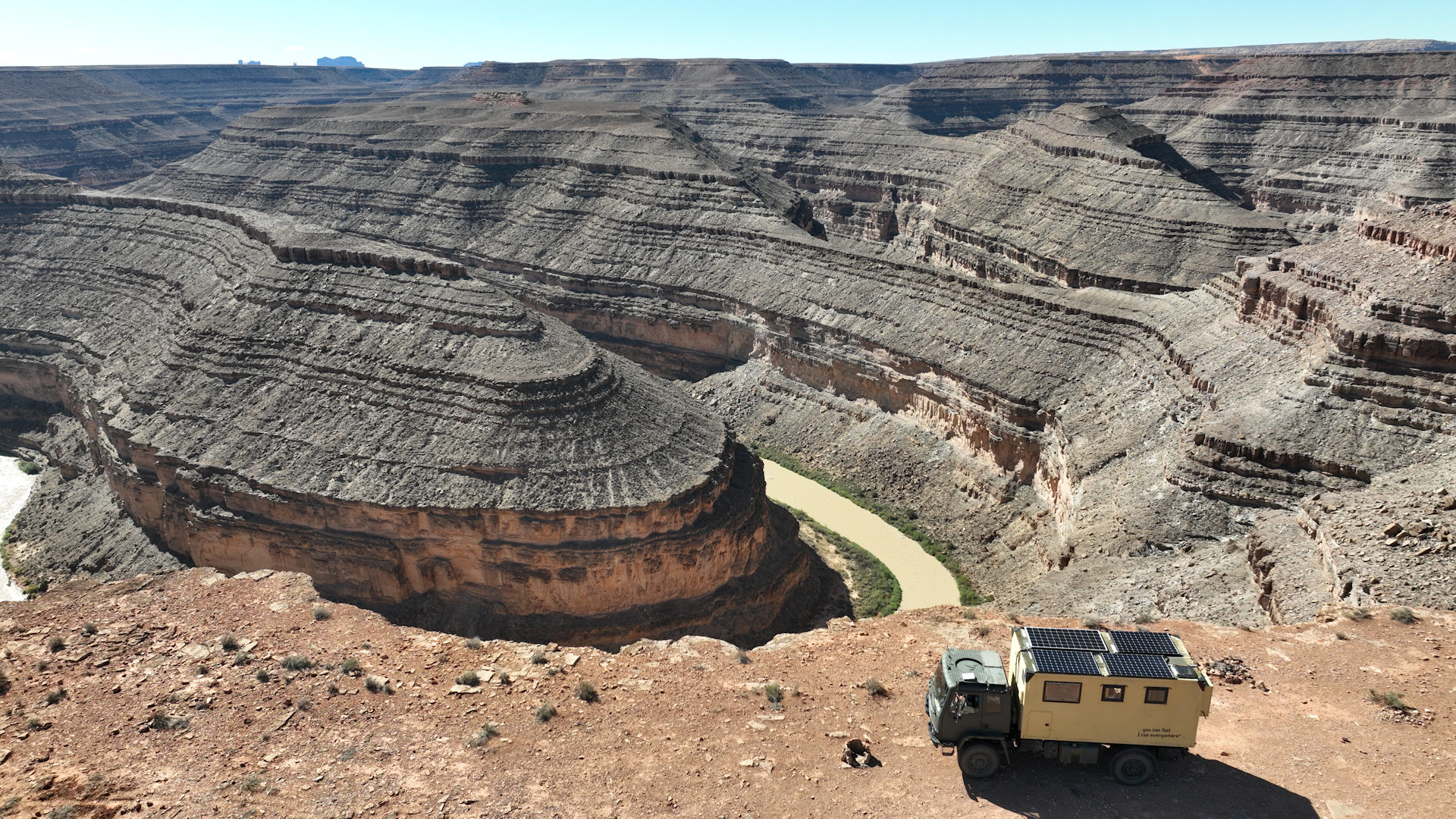 DAF Truck parkt am Rand von Gooseneck
