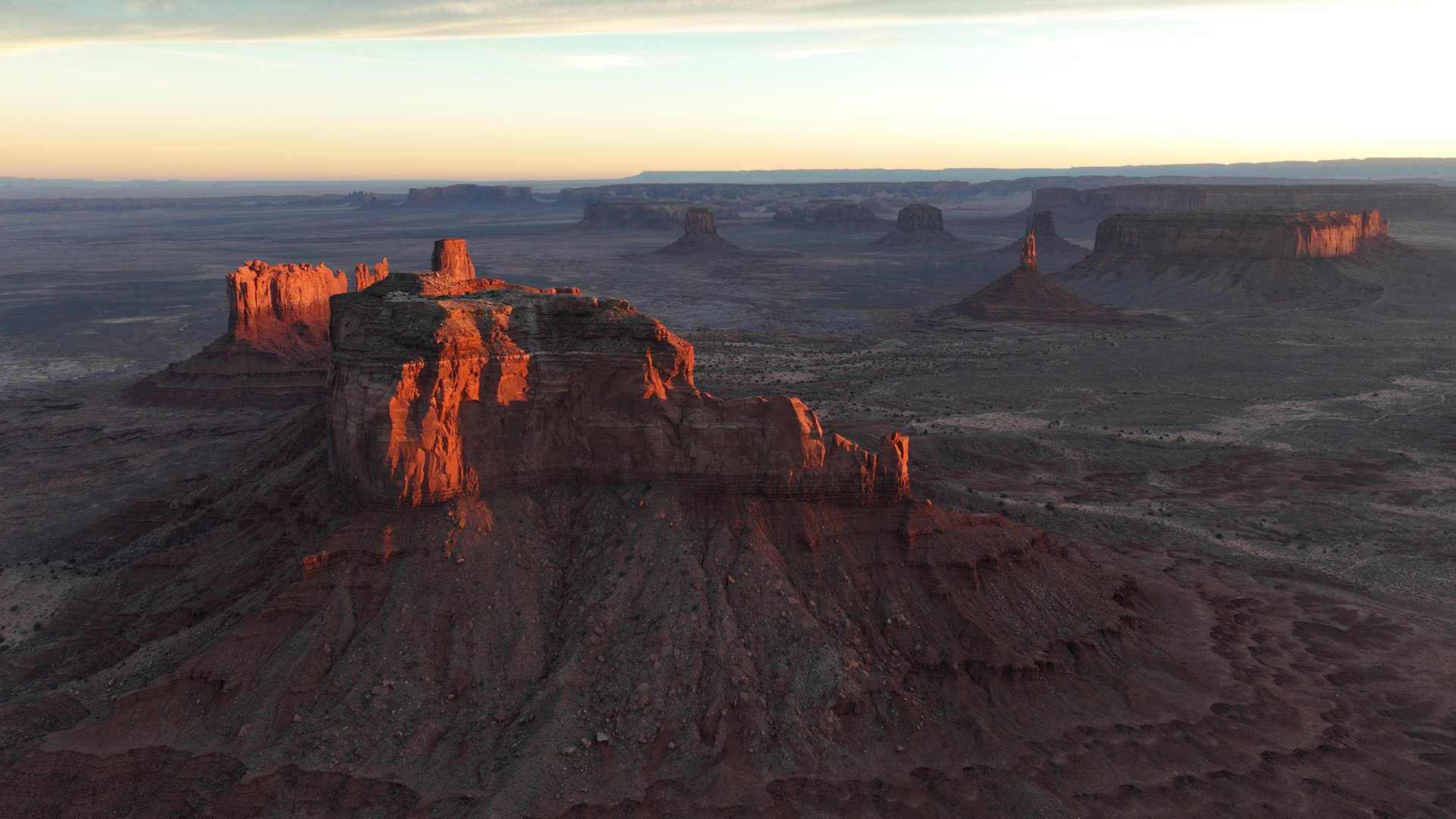 Drohnenaufnahme vom Monument Valley in der Abendsonne