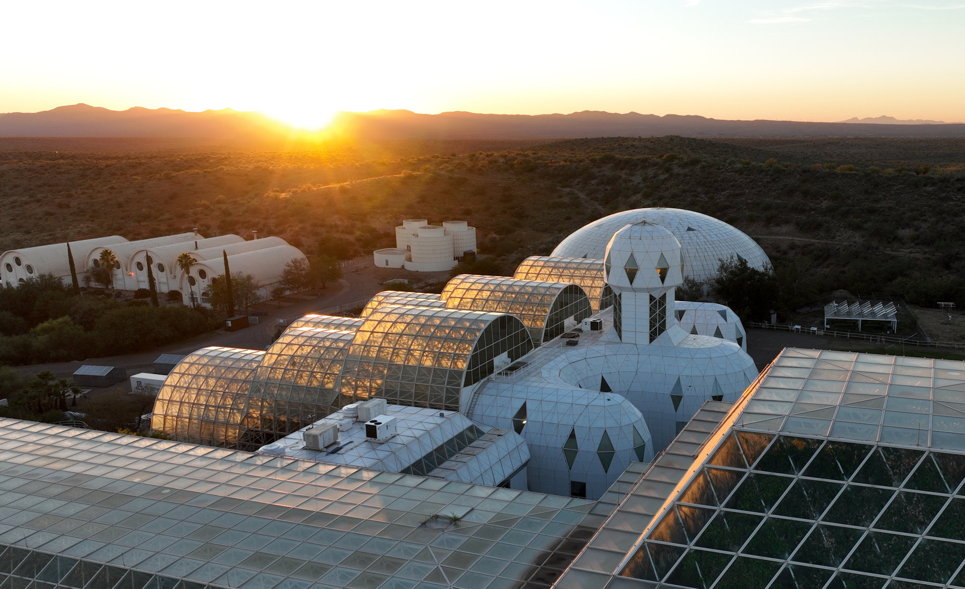 Untergehende Sonne scheint durch die Glaskonstruktion der Biosphere 2