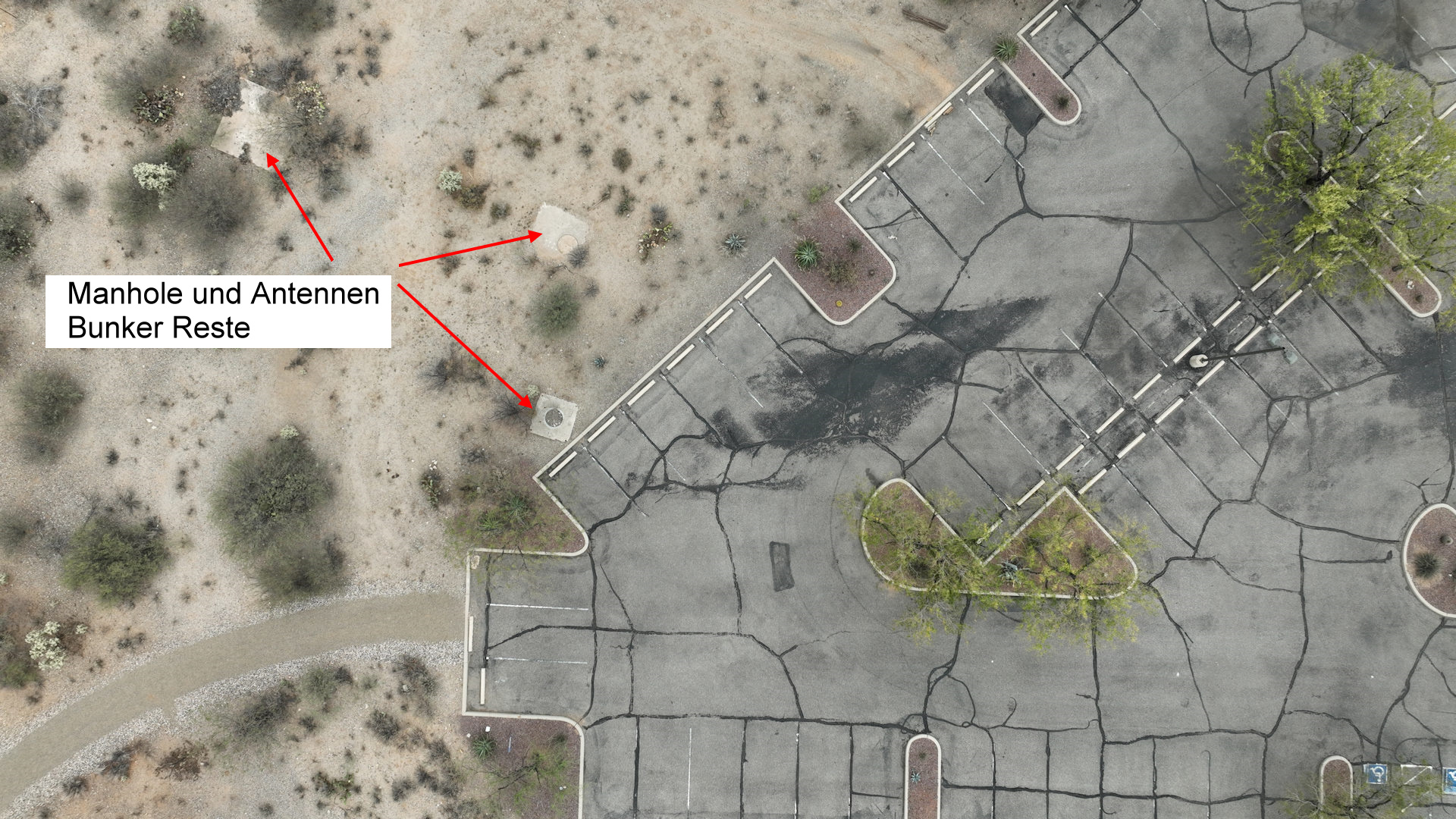 Luftaufnahme der Site 570-9 mit drei erkennbaren Betonfundamenten 