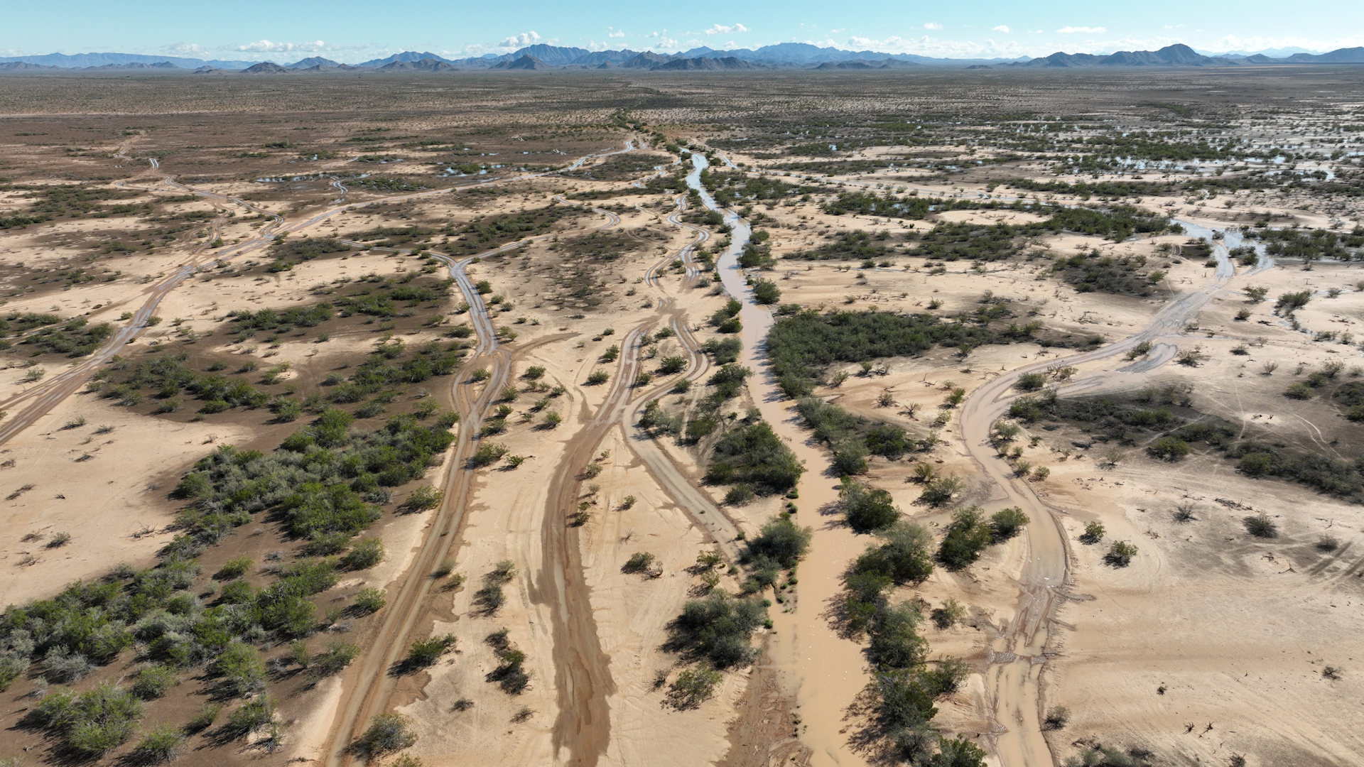 Wüste mit überschwemmten Pisten und Wasserflächen  