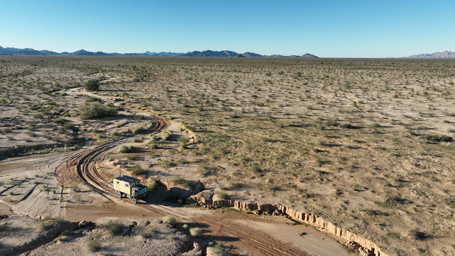 LKW auf einem sandigen Abschnitt vom Devils Highway in der Sonora Wüste 