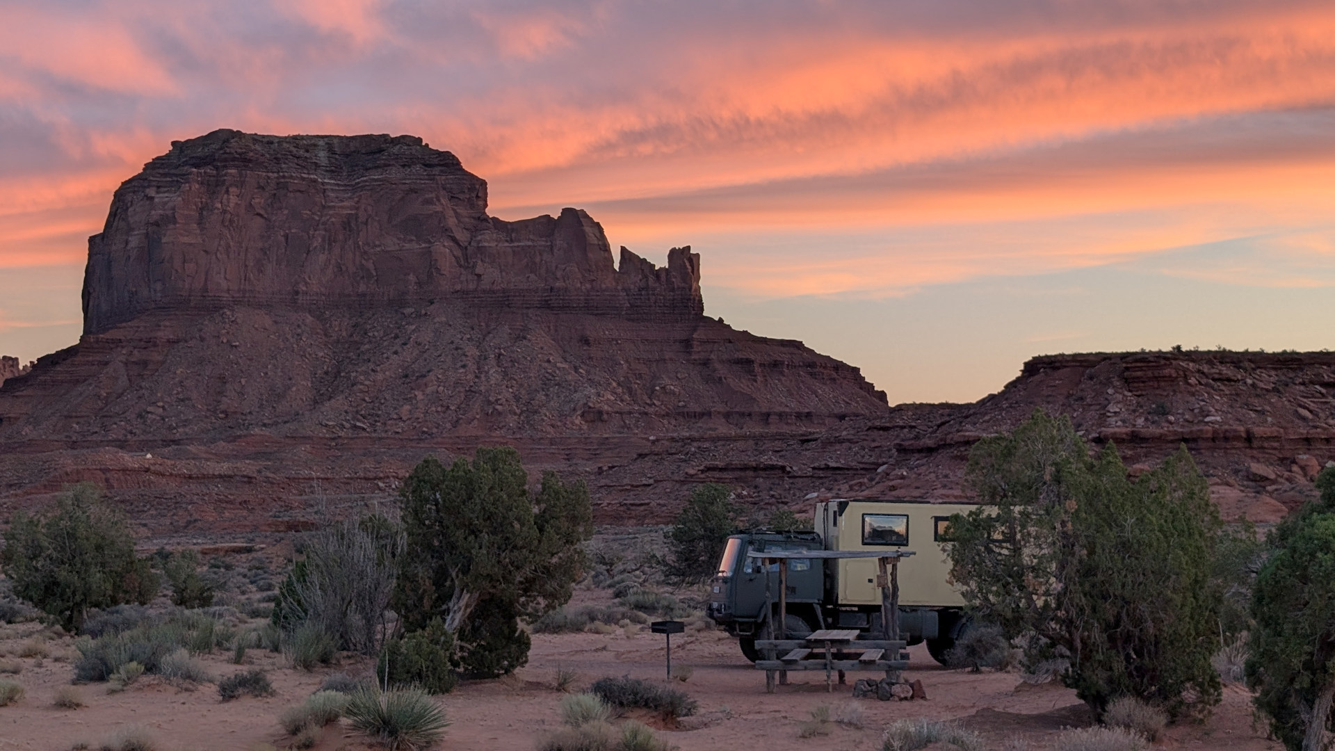 Camper LKW steht auf dem Sleeping Bear Campground Utah