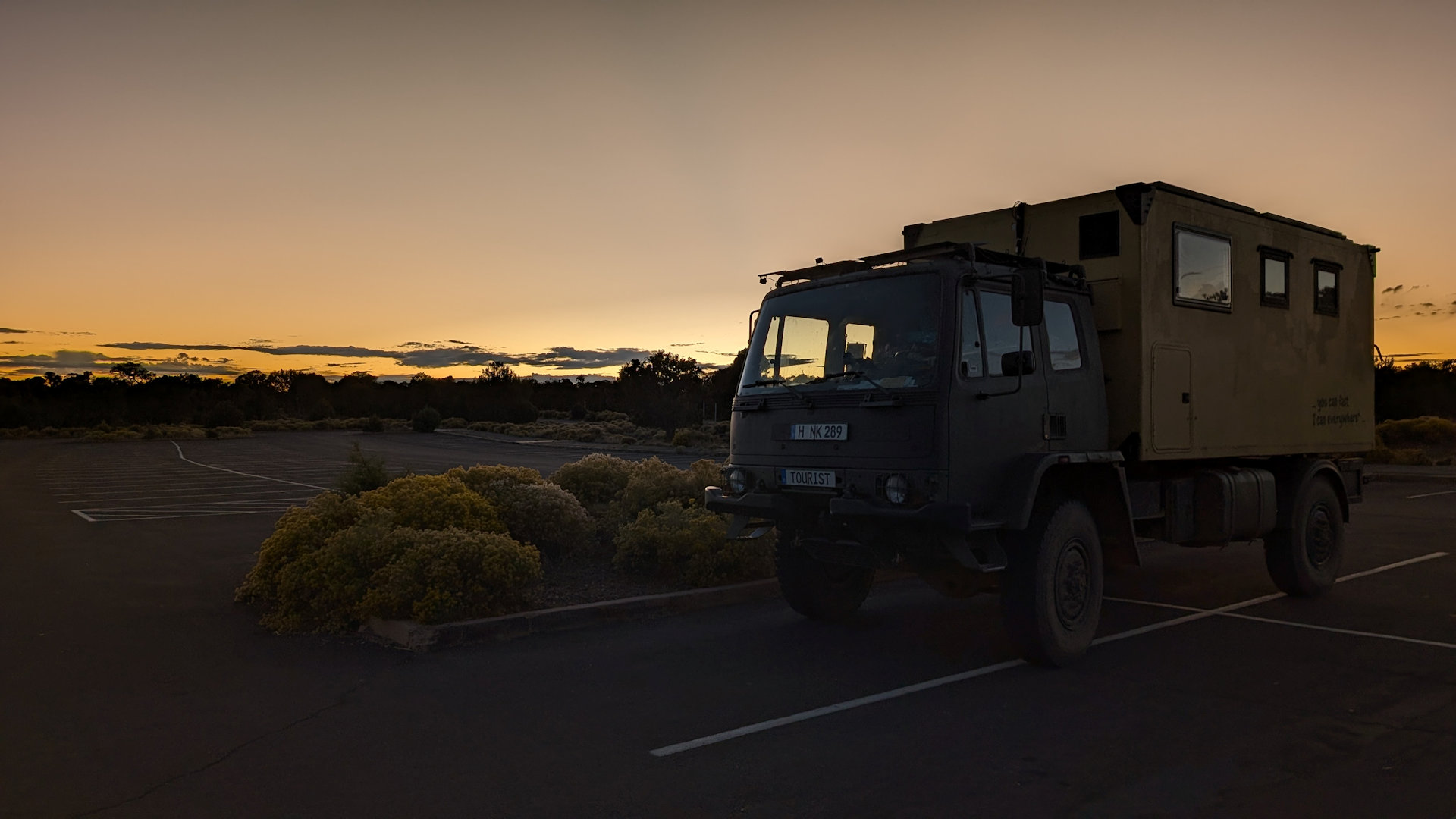 DAF T244 LKW bei Sonnenuntergang auf einem Parkplatz