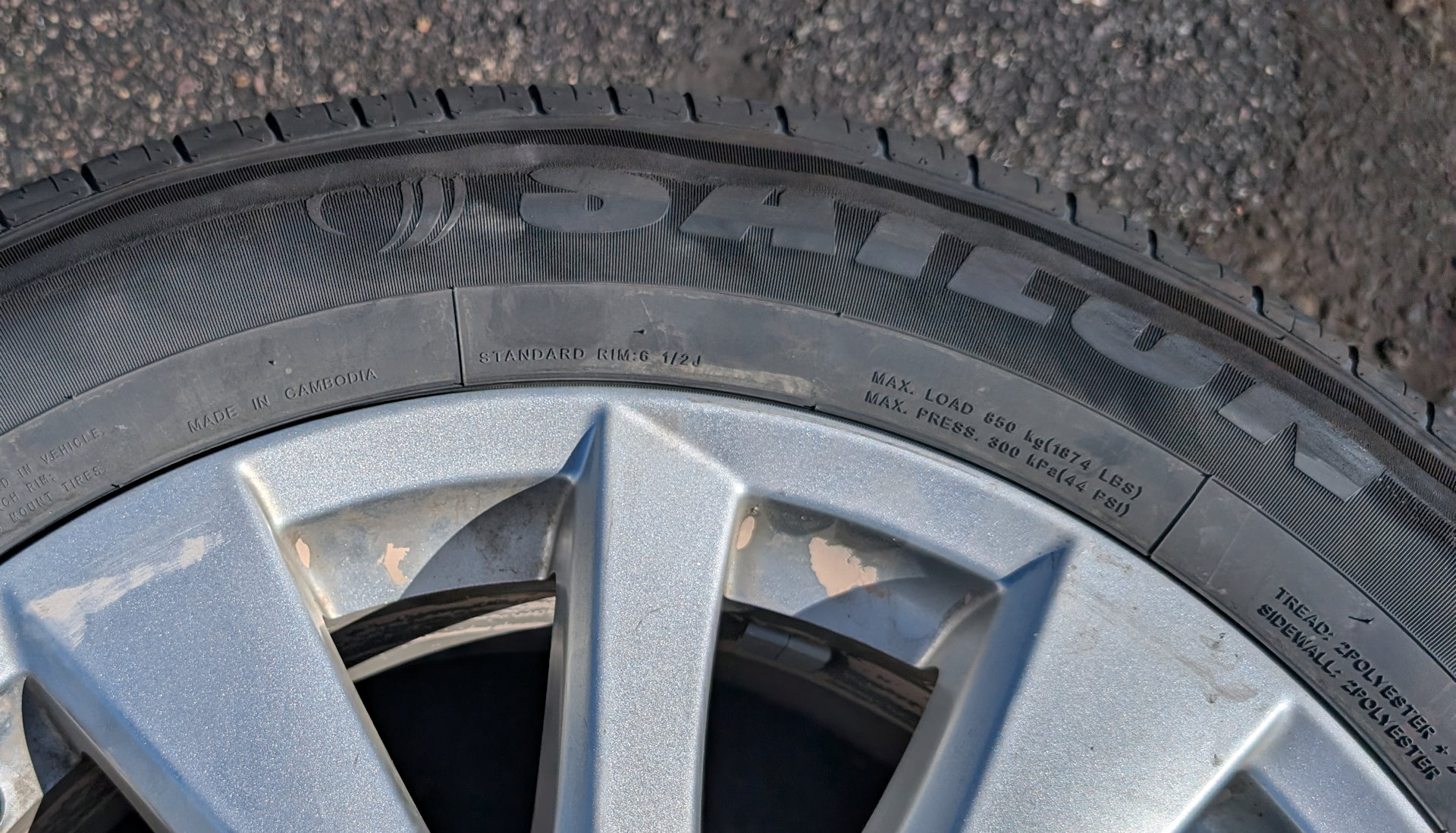 Kaputter Sailun Autoreifen aus Kambodscha