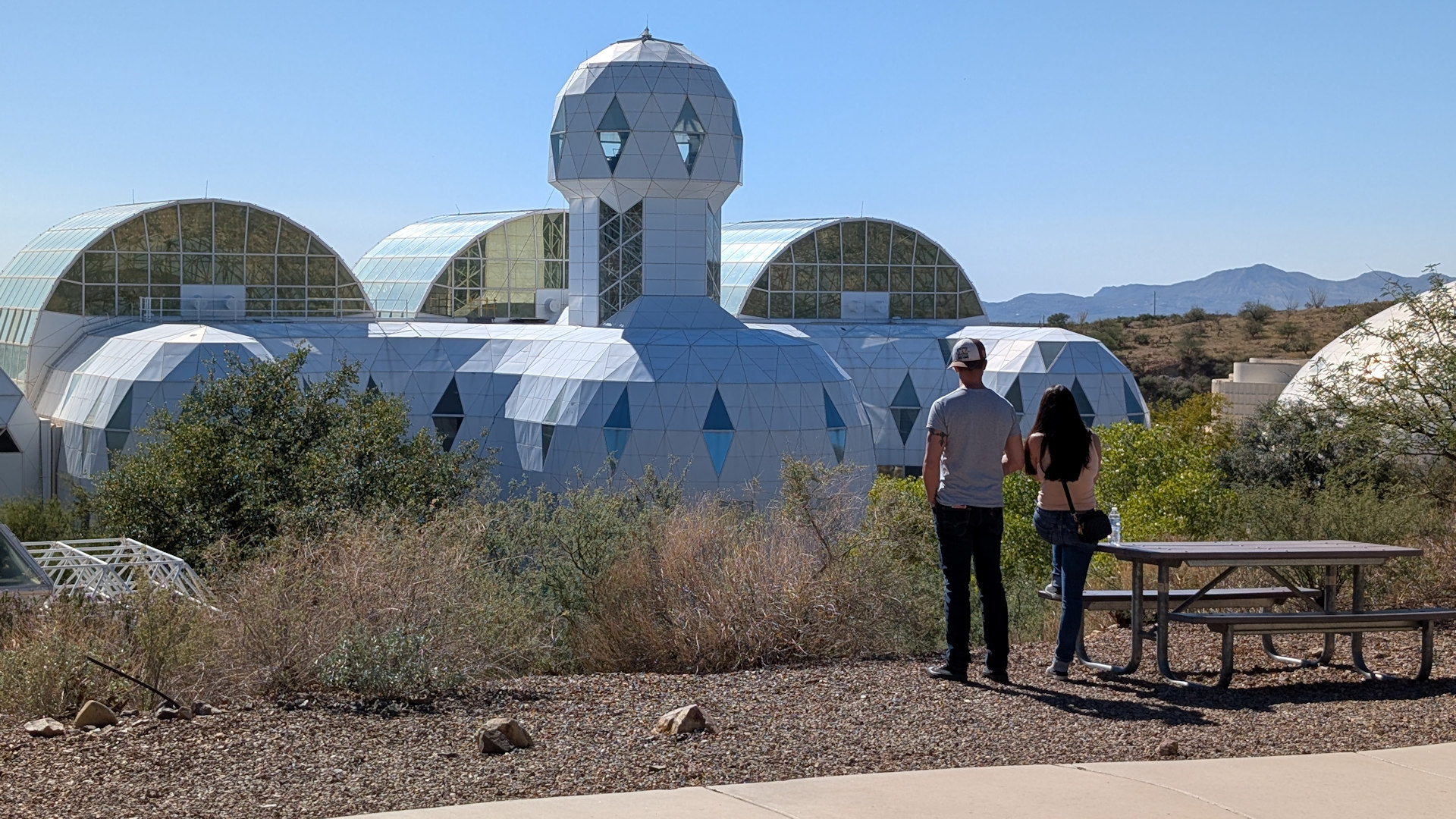 Biosphere 2 Ökosystem mit Blick auf den Turm mit Bibliothek