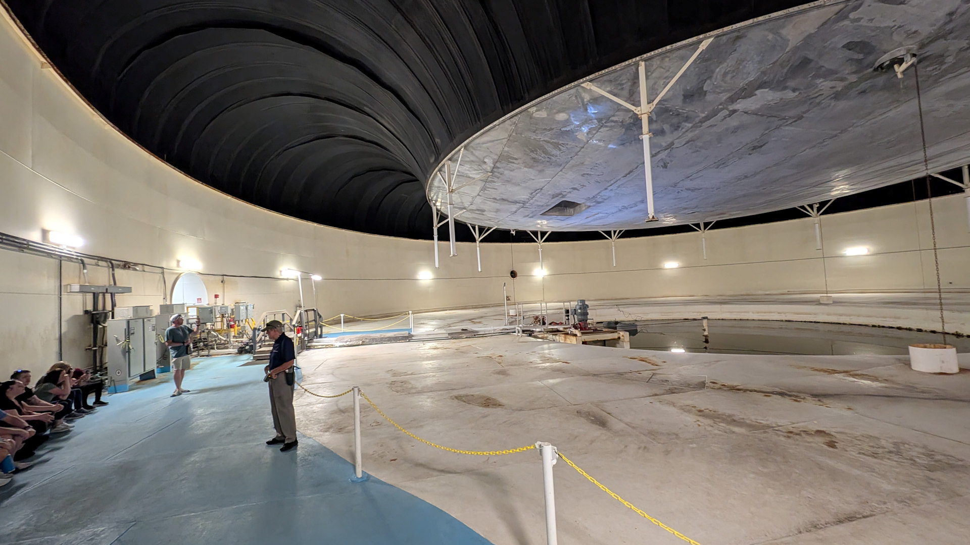 Die Lunge der Biosphere 2 mit einer schwarzen sich ausdehnenden Gummi Membrane