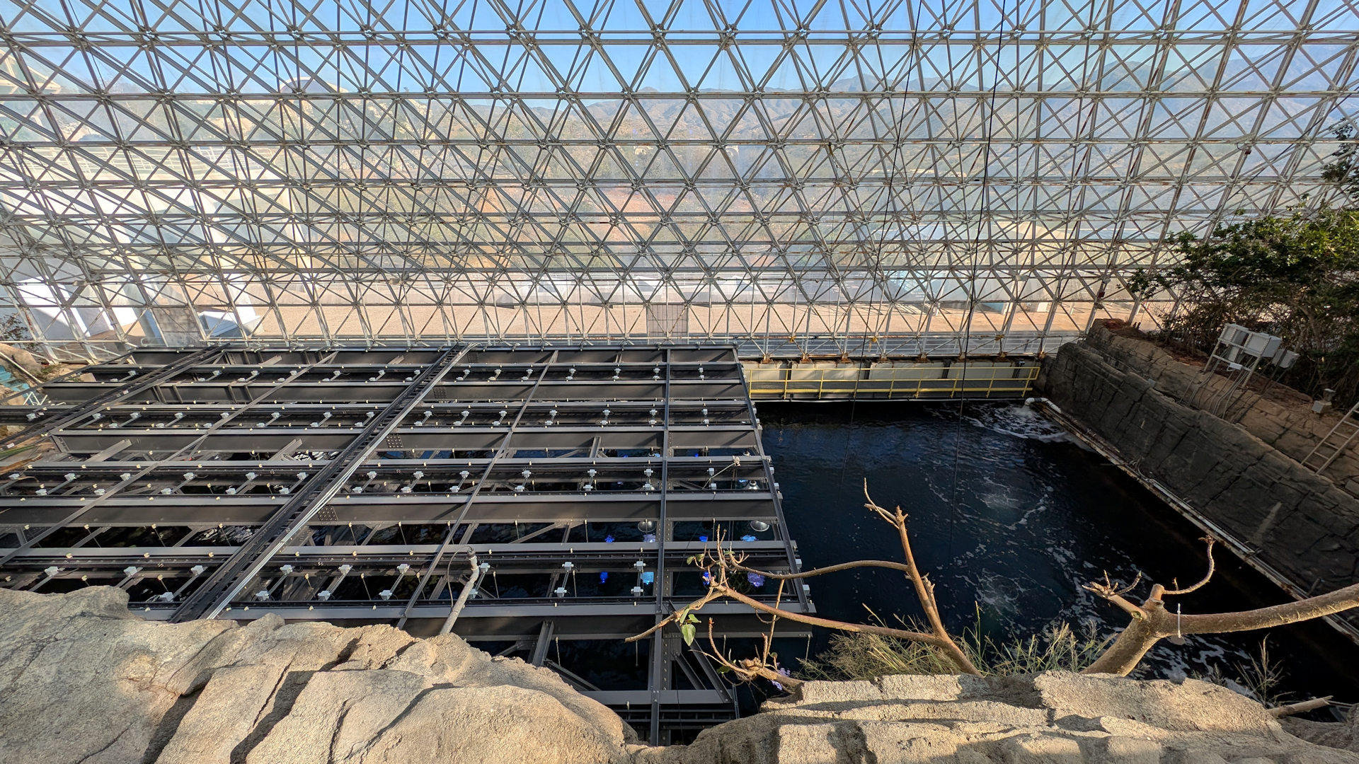 Innenansicht Biosphere 2 Ozeanbereich mit Stahlkonstruktion 