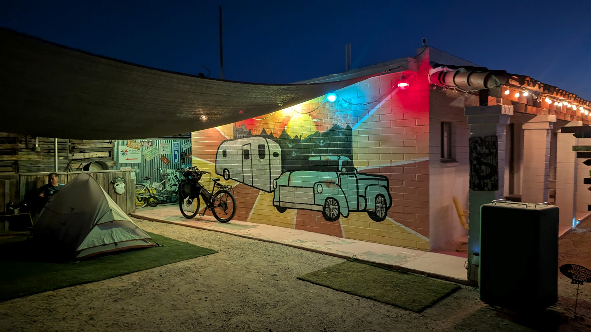 Zeltplatz auf Kunstrasen im El Pais Motel Tucson