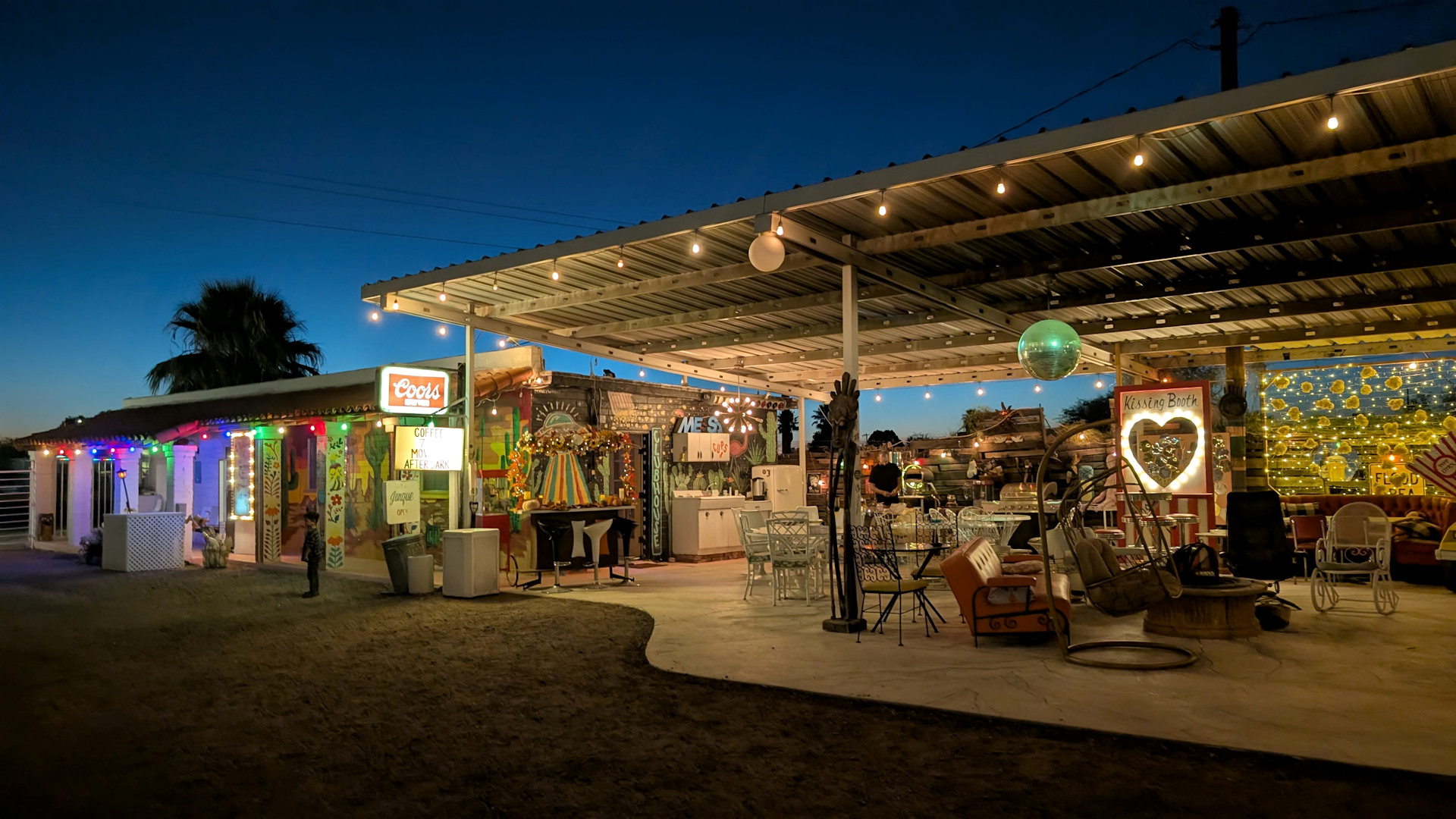 Aussenbereich von El Pais Motel in Tucson mit bunt beleuchteter Sitzecke