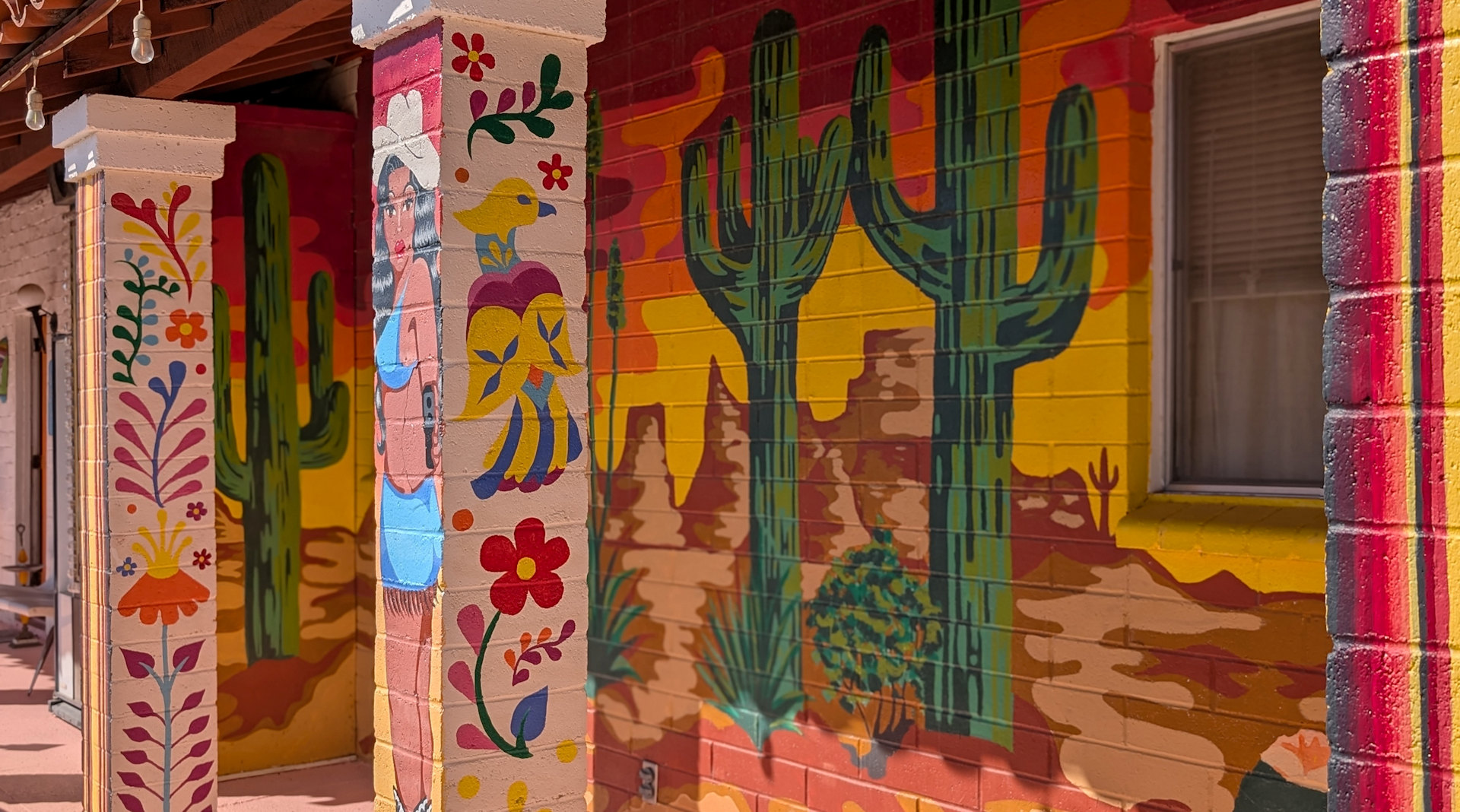 Farbenfroh im Stil der 60er bemalter Innenbereich vom El Pais Motel in Tucson