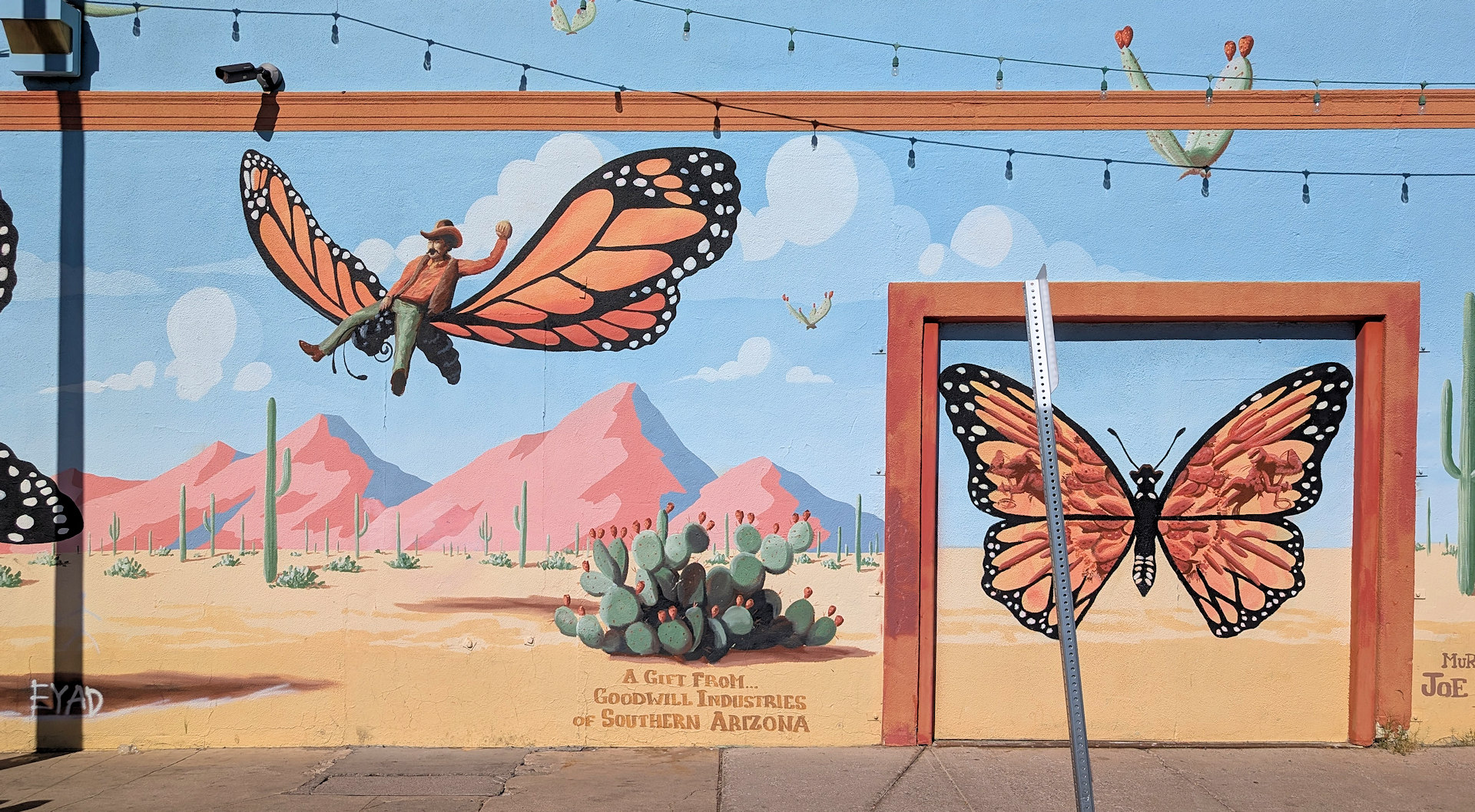 Ein Cowboy reitet auf einem Wandgemälde einen Schmetterling