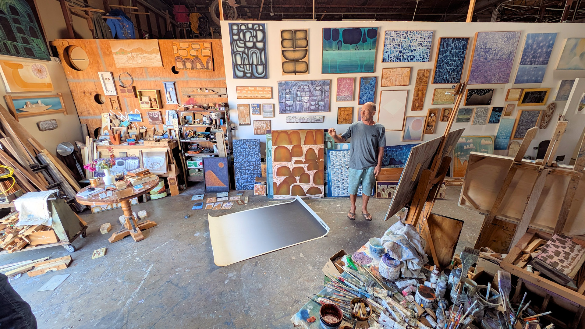 Maler Gavin Troy in seinem Atelier mit vielen Bildern in Tucson