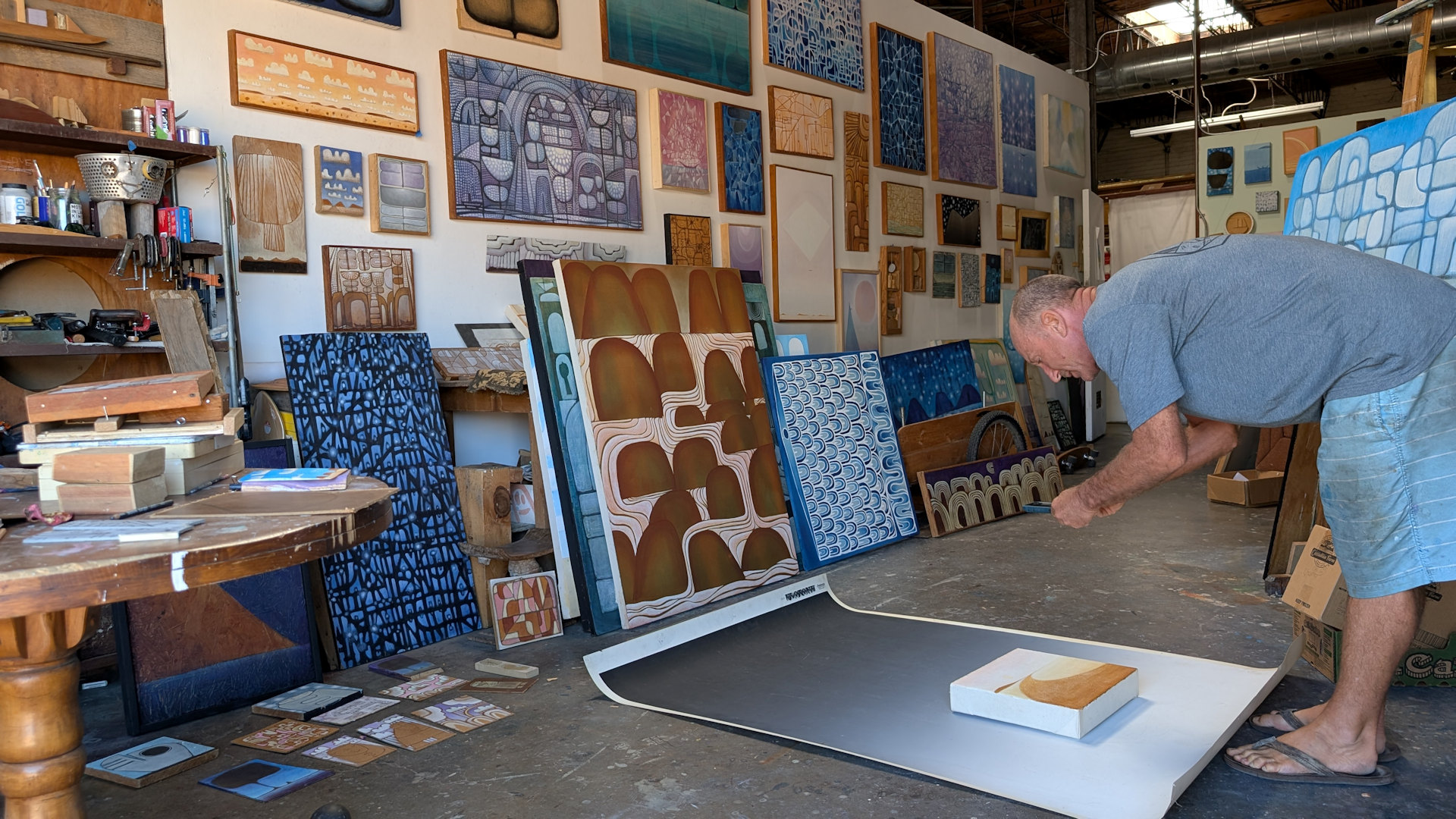 Künstler Gavin Troy fotografiert in seinem Studio ein Bild