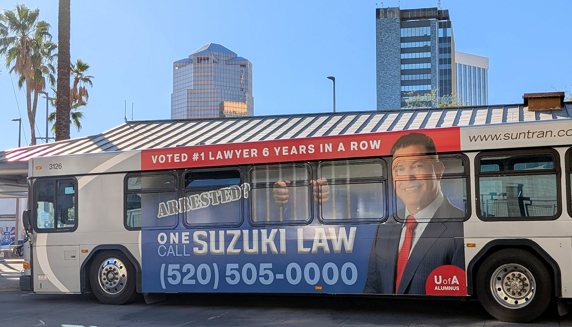 Bus in Tucson der mit Werbung für einen Anwalt beschriftet ist.