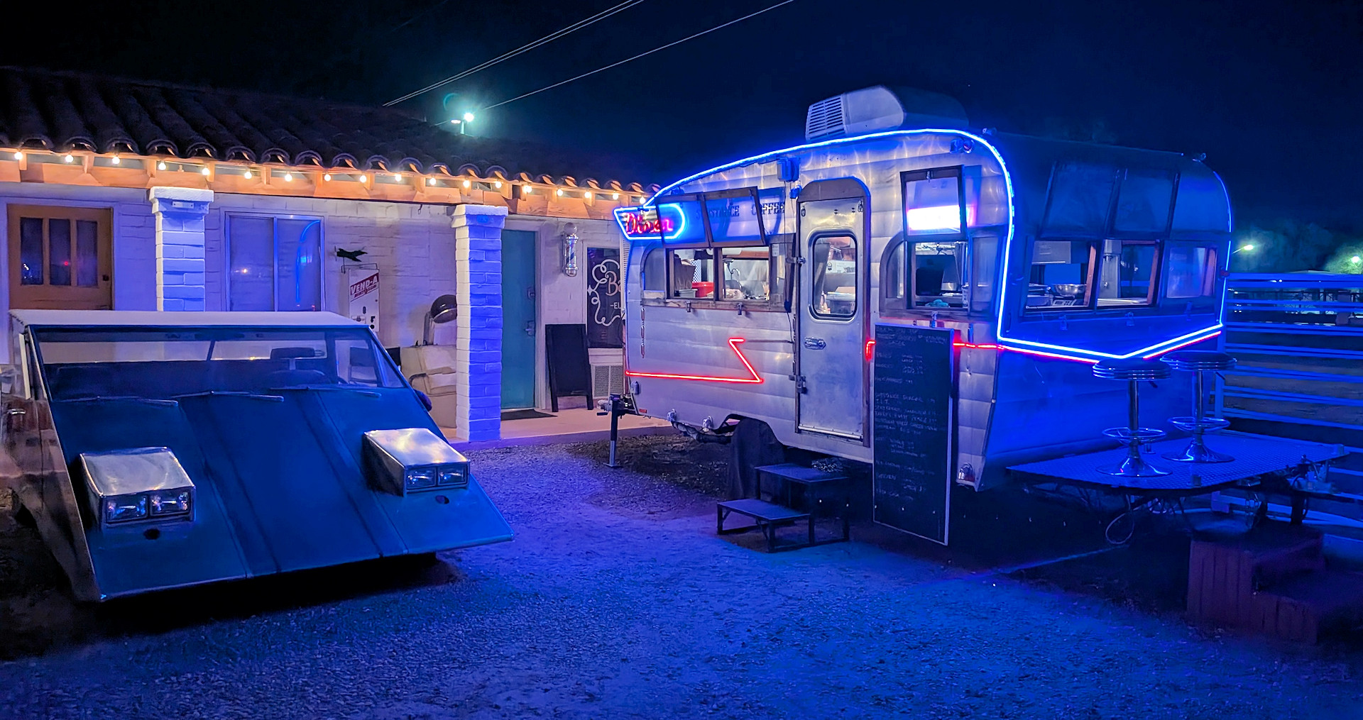 Blau beleuchtete Imbiss Bude vom El Pais Motel Tucson