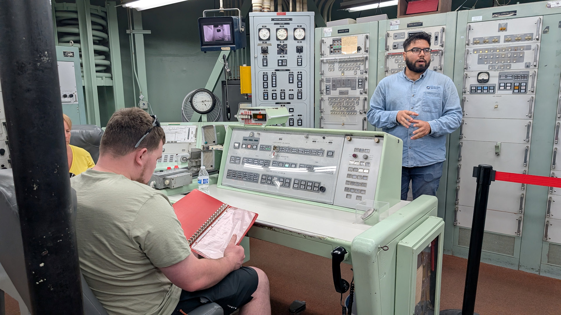 Kommandobunker mit Kontrollpult und Schaltschränken 