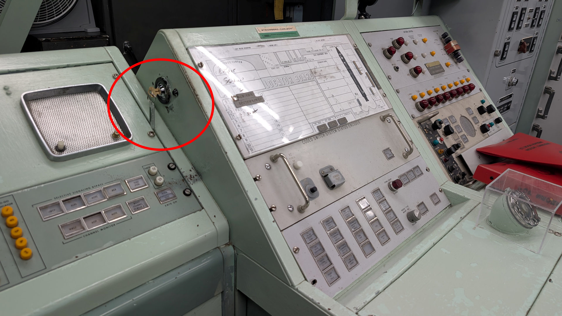 Schaltpult mit rot markiertem Schlüssel an der Seite 