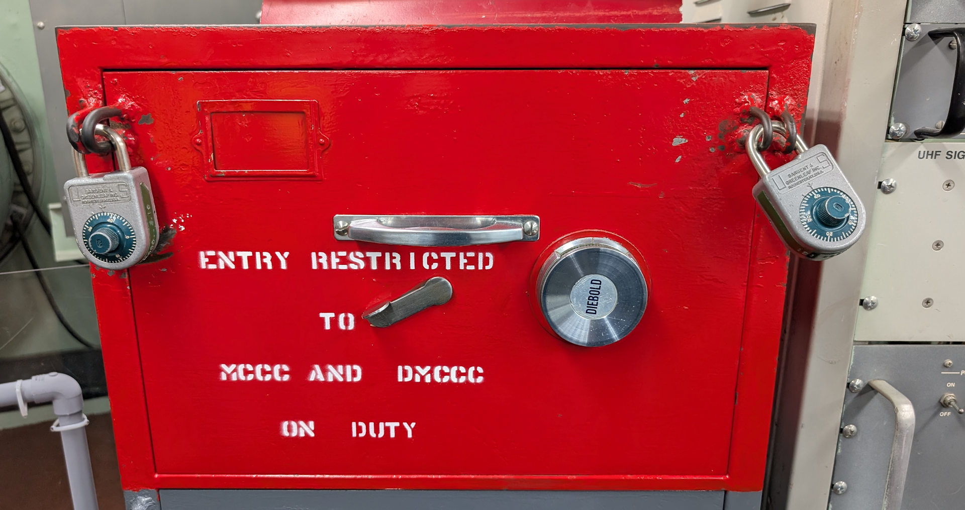 Rote Metallbox mit zwei Codeschlössern für Geheimdokumente