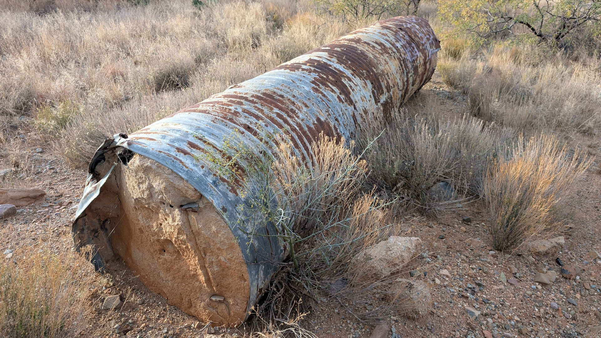 Mit Beton vergossene Röhre eines ehemaligen Notausstiegs 