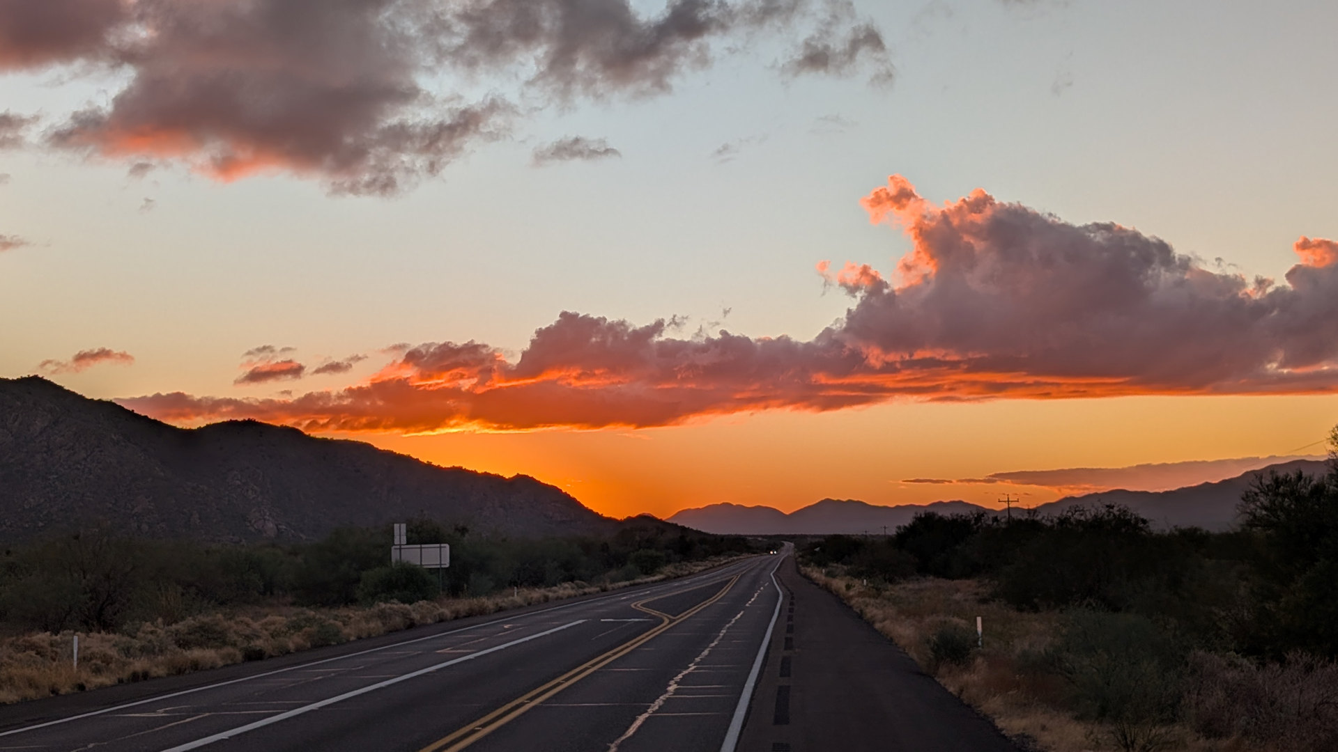 US Highway mit prächtigen, roten Sonnenuntergang 