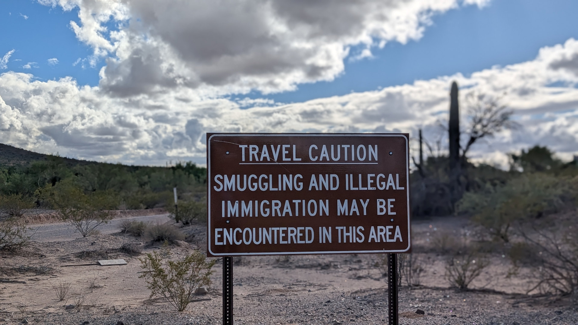 Ein Schild am Rande des Devils Highway weist auf mögliche Schmuggler hin 