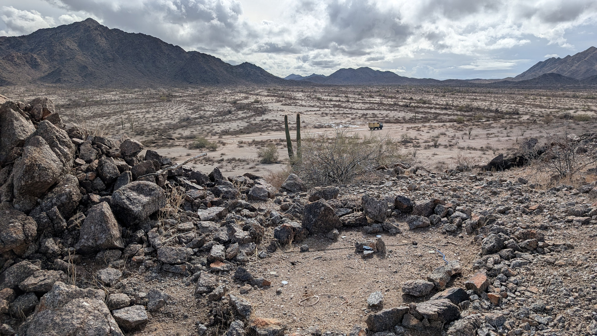 LKW in der Sonora Wüste auf dem Devils Highway mit einem Stein Grab im Vordergrund