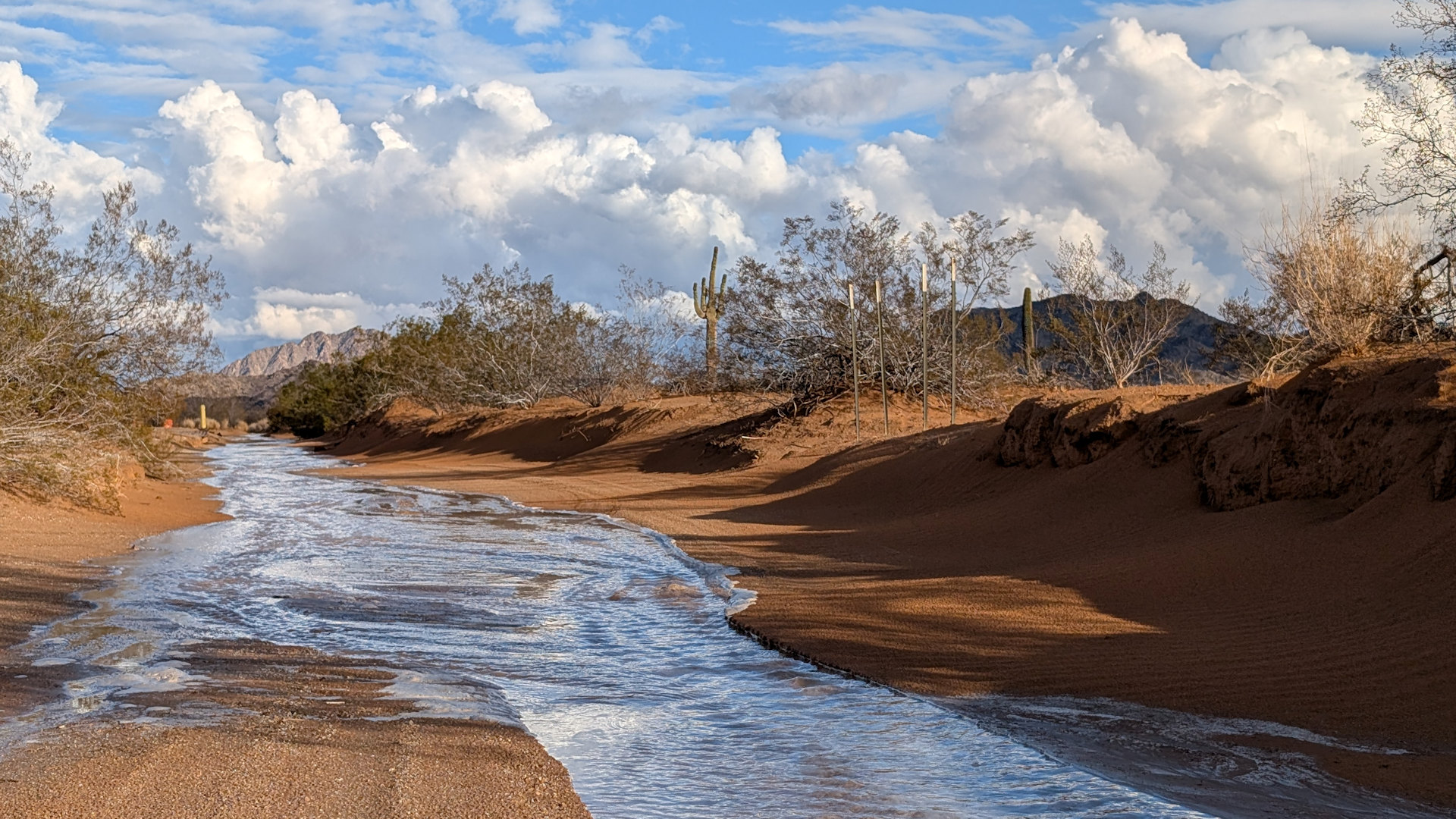 Von Wasser überschwemmter Pistenabschnitt 