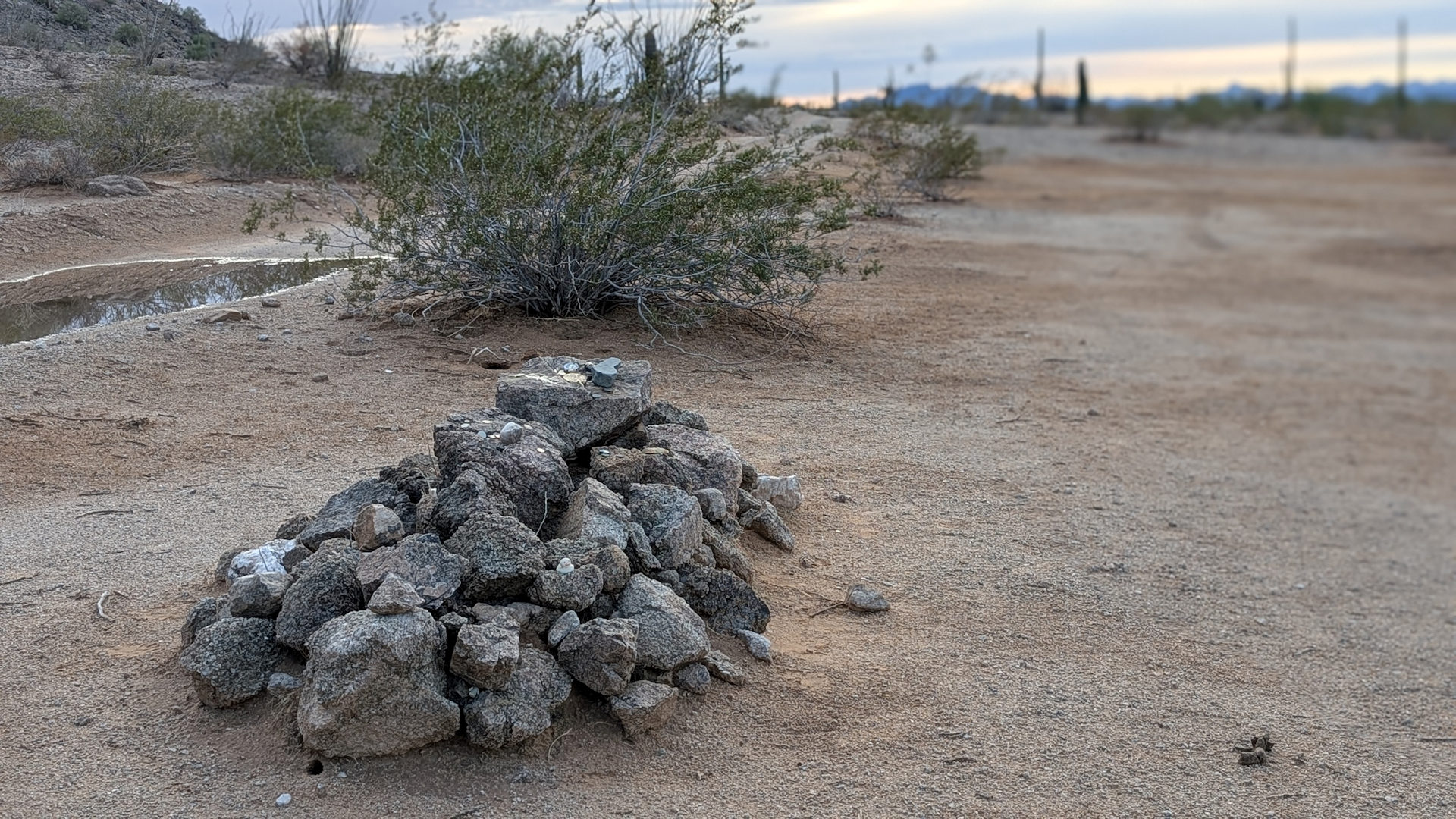 David O'Neills Grab aus Steinen auf dem Devils Highway in der Sonora Wüste 