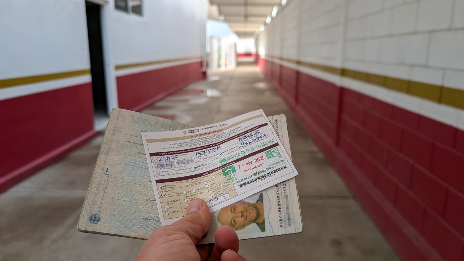 Reisepass und FMM Dokument Mexiko bei der Einreise 