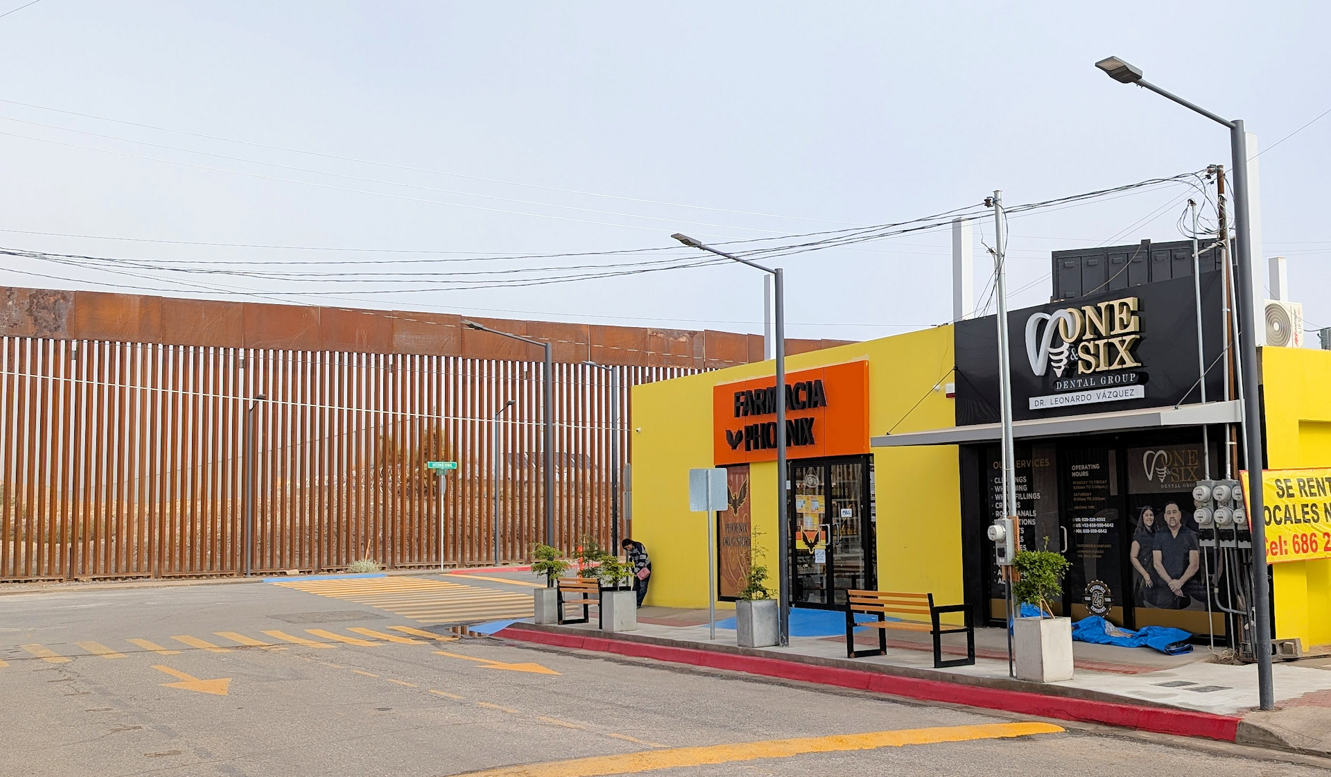 Apotheke und Zahnarzt in Nuevo Algodones am Grenzzaun zwischen Mexiko und USA